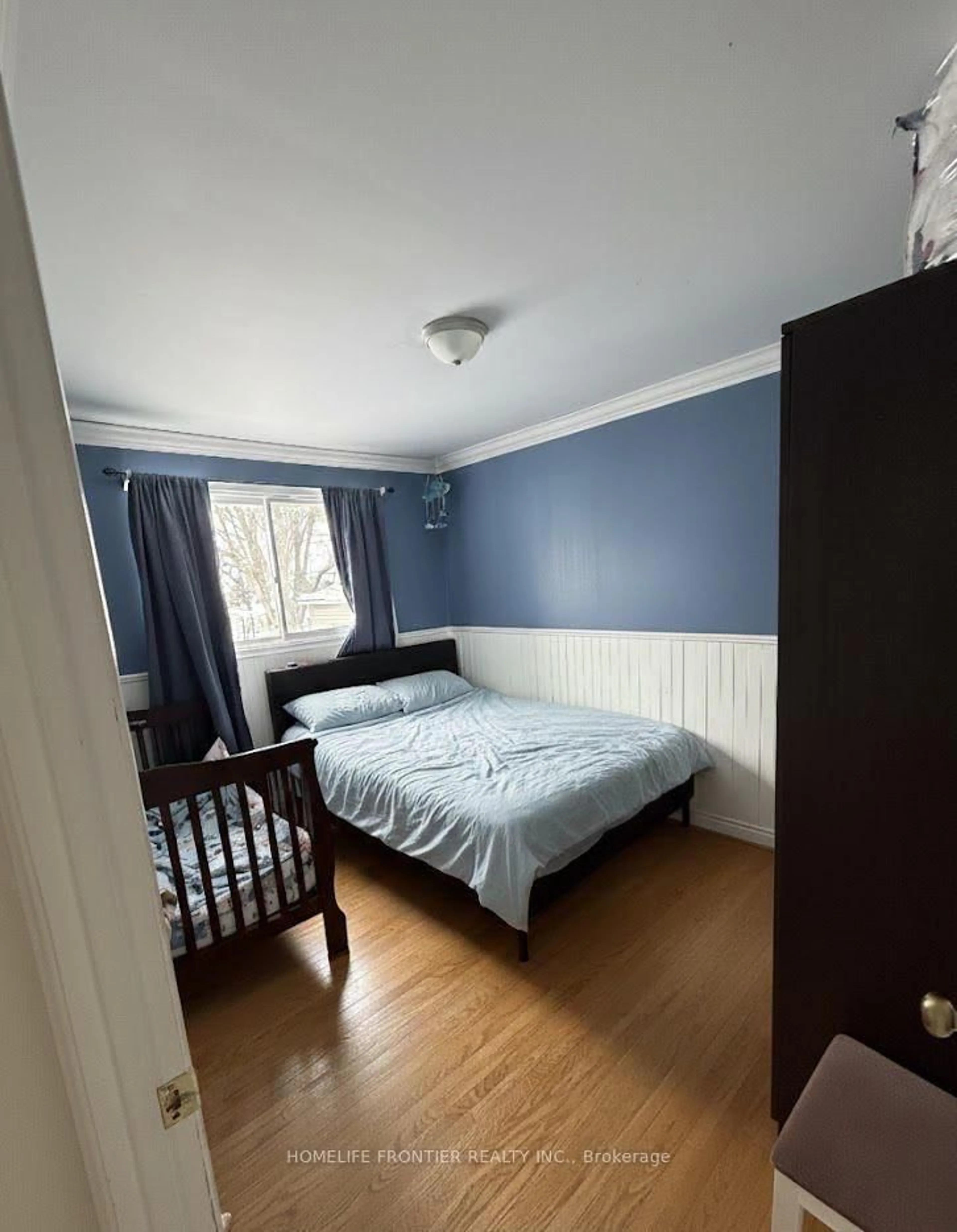 A pic of a room for 98 The Queensway South Ave, Georgina Ontario L4P 1Z4