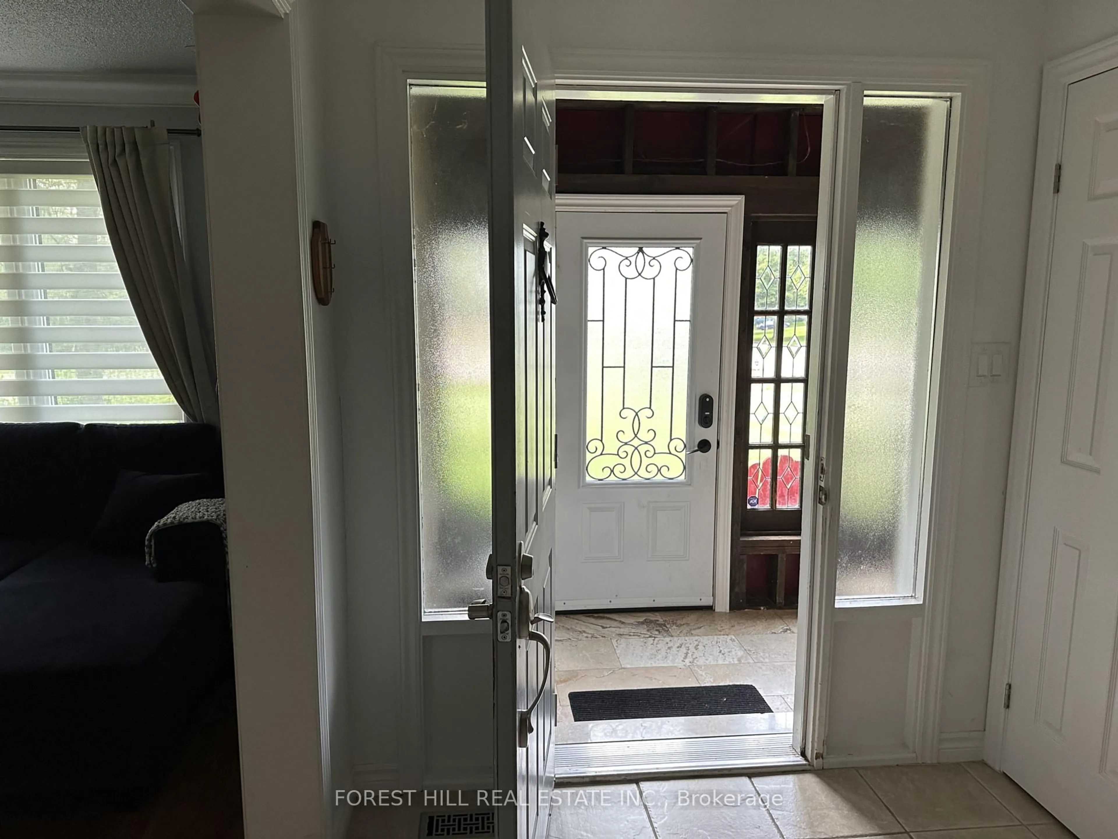 Indoor entryway for 46 William St, East Gwillimbury Ontario L0G 1V0