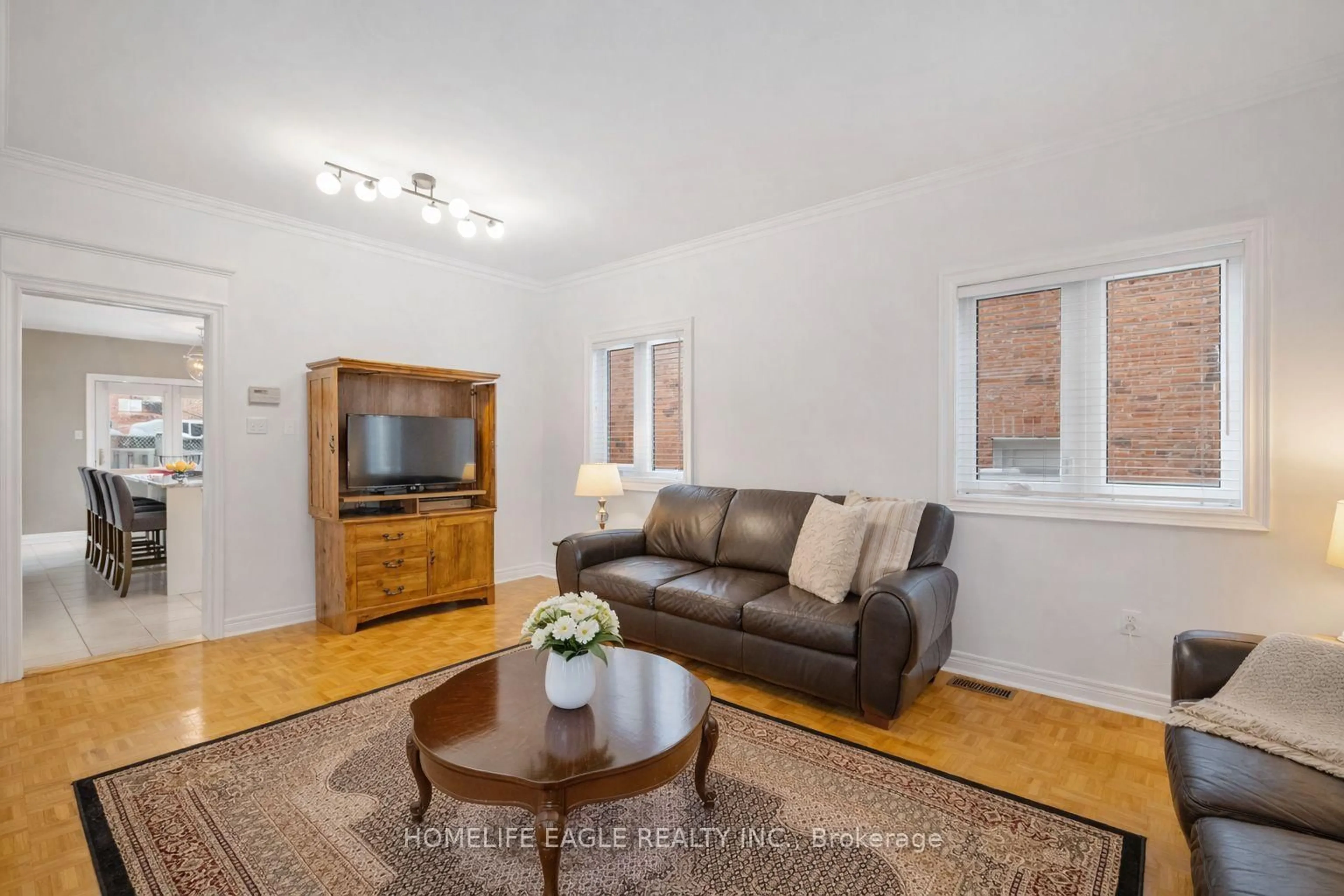 Living room with furniture, wood/laminate floor for 124 Rushbrook Dr, Newmarket Ontario L3X 2E4