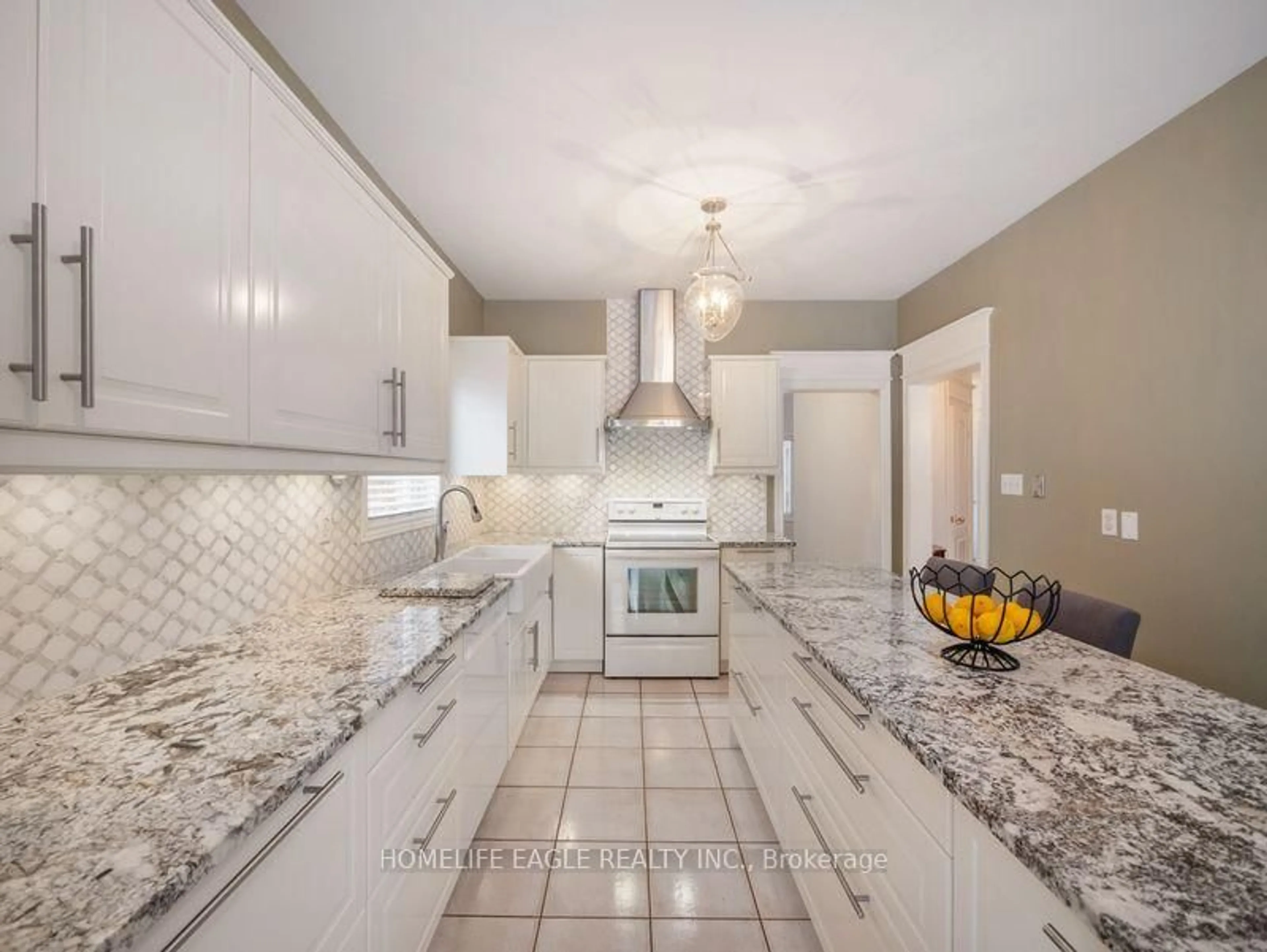 Open concept kitchen, ceramic/tile floor for 124 Rushbrook Dr, Newmarket Ontario L3X 2E4