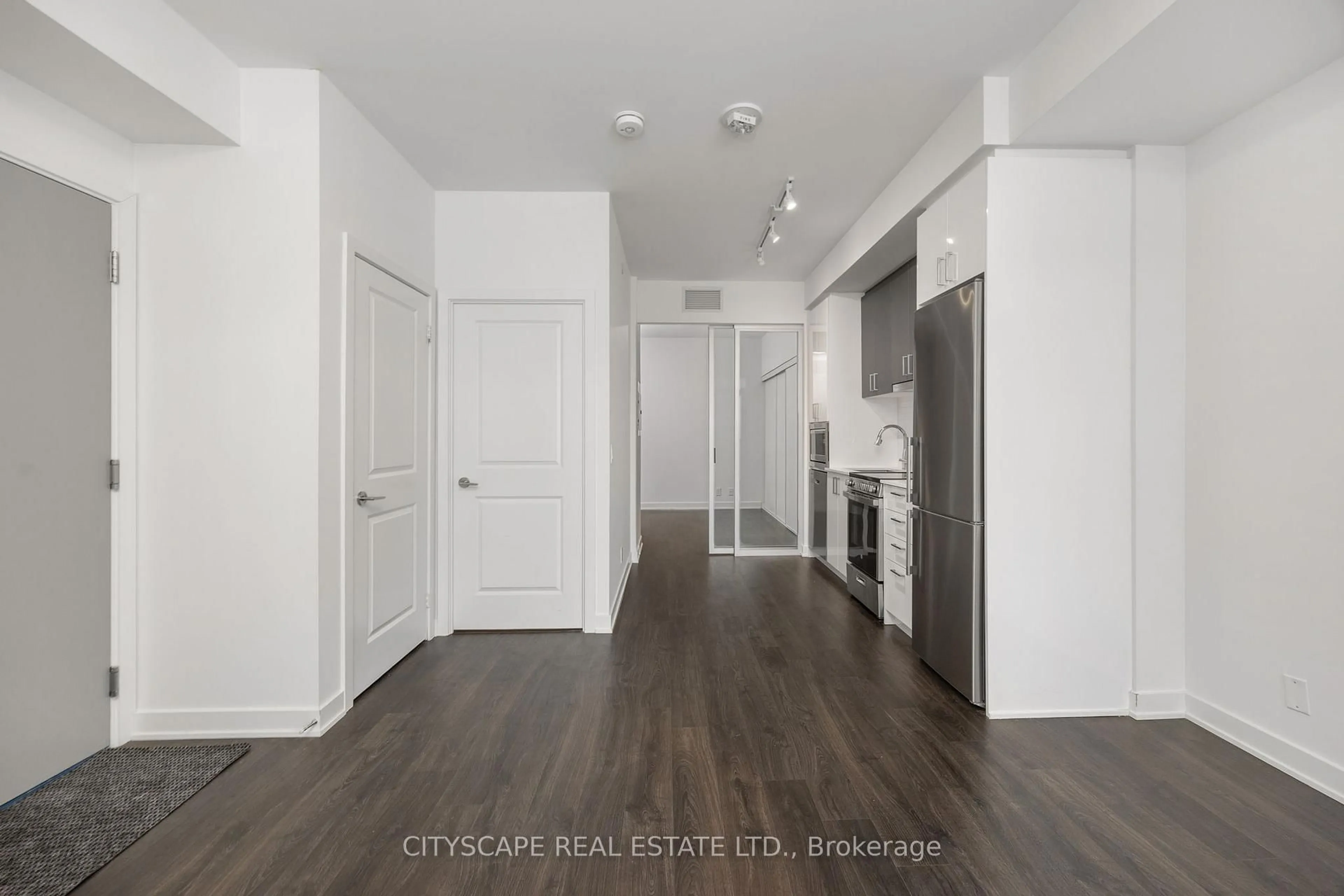 Indoor entryway for 30 Upper Mall Way #501, Vaughan Ontario L4J 0L7