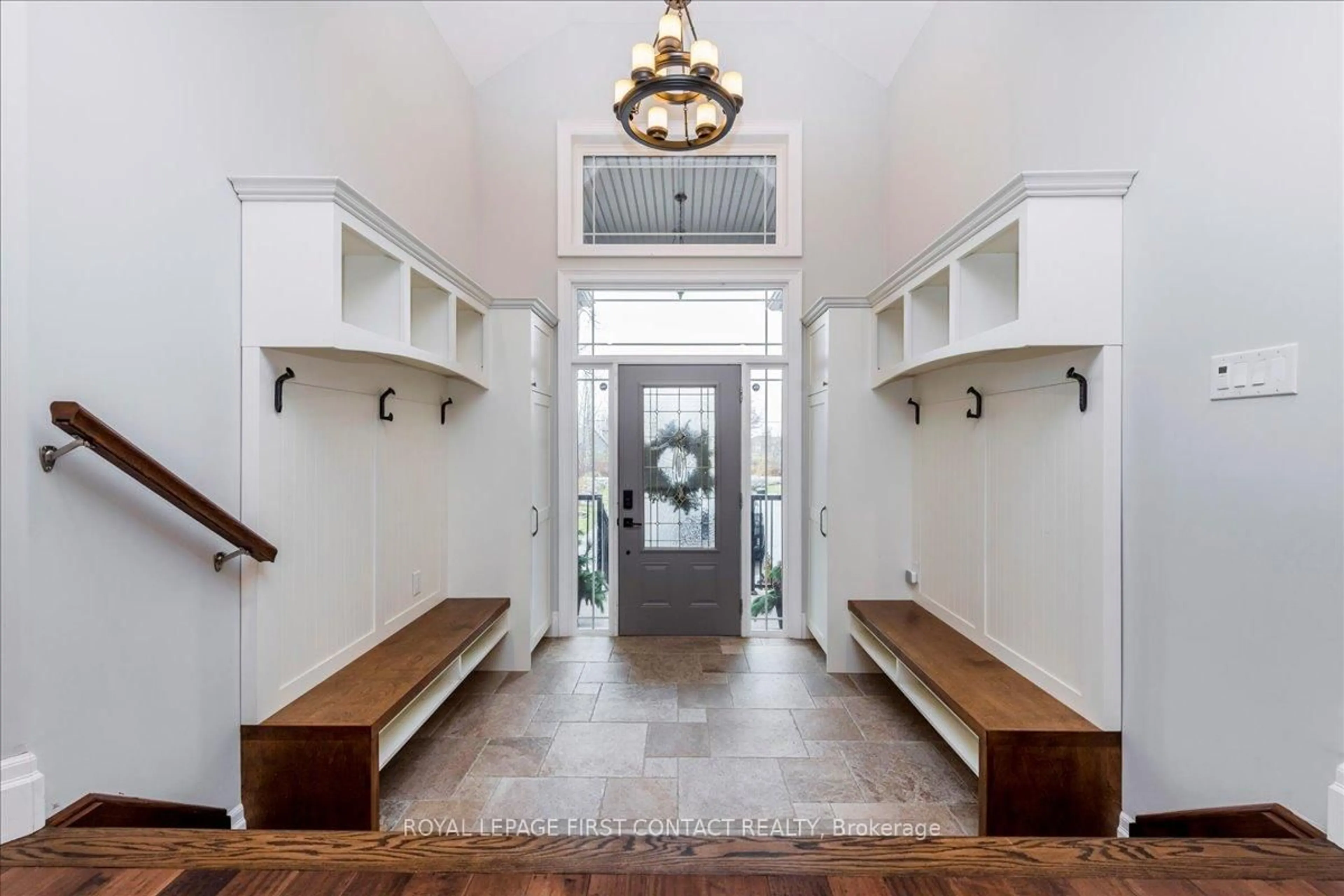 Indoor entryway for 3500 Crescent Harbour Rd, Innisfil Ontario L9S 2Y8