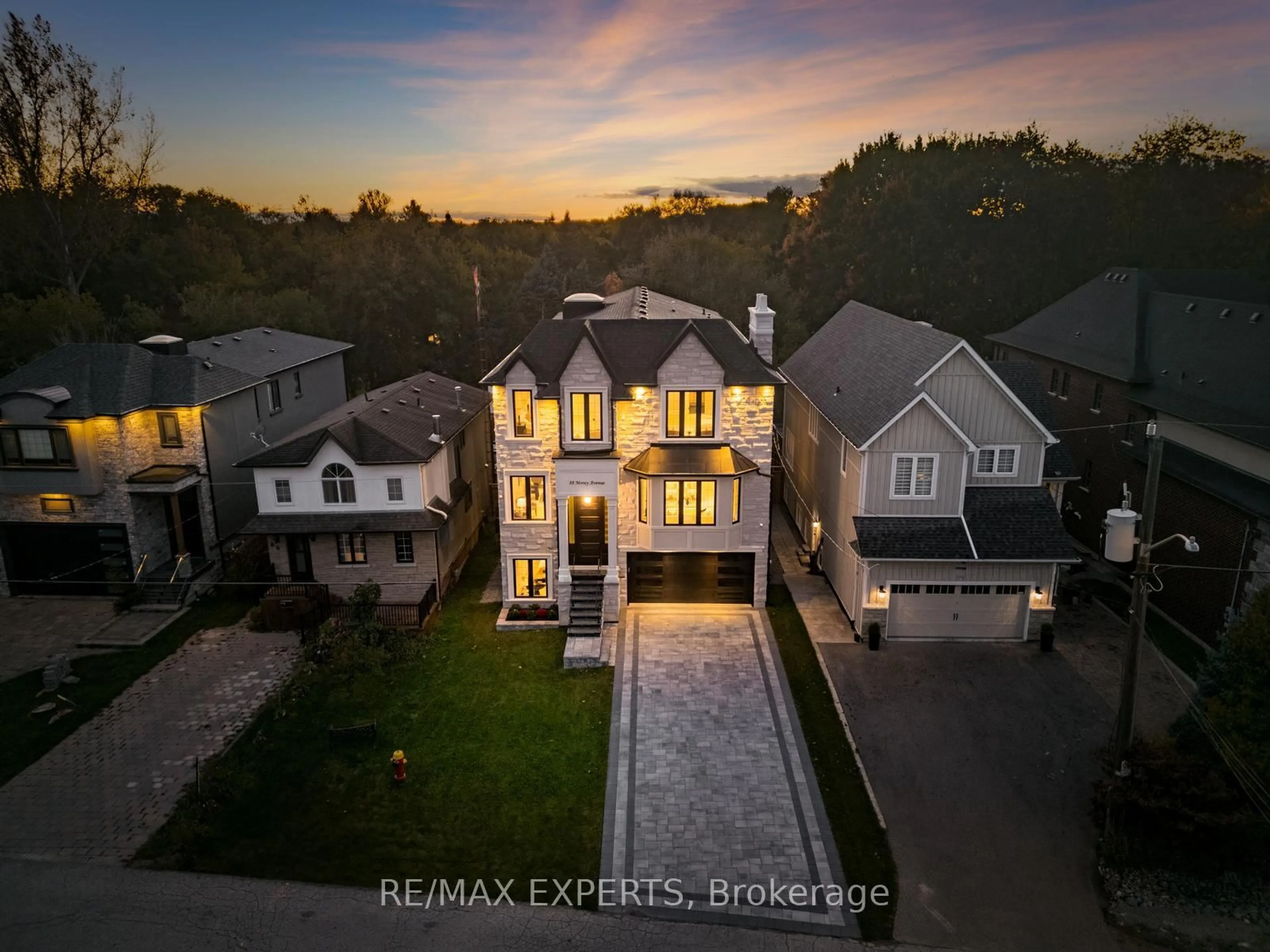 A pic from outside/outdoor area/front of a property/back of a property/a pic from drone, street for 88 Moray Ave, Richmond Hill Ontario L4E 3E2