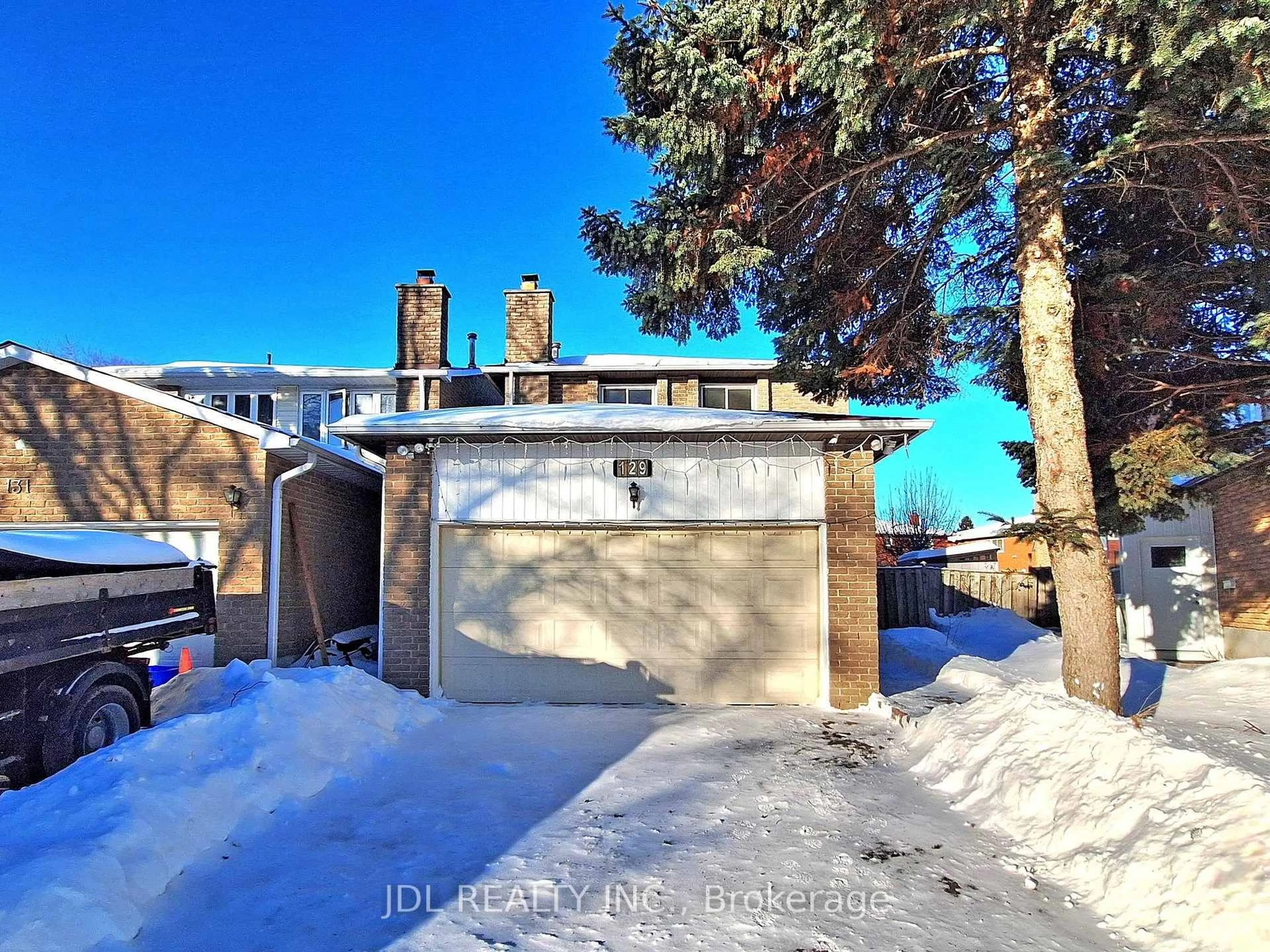 A pic from outside/outdoor area/front of a property/back of a property/a pic from drone, street for 129 Appleby Cres, Markham Ontario L3R 4L1