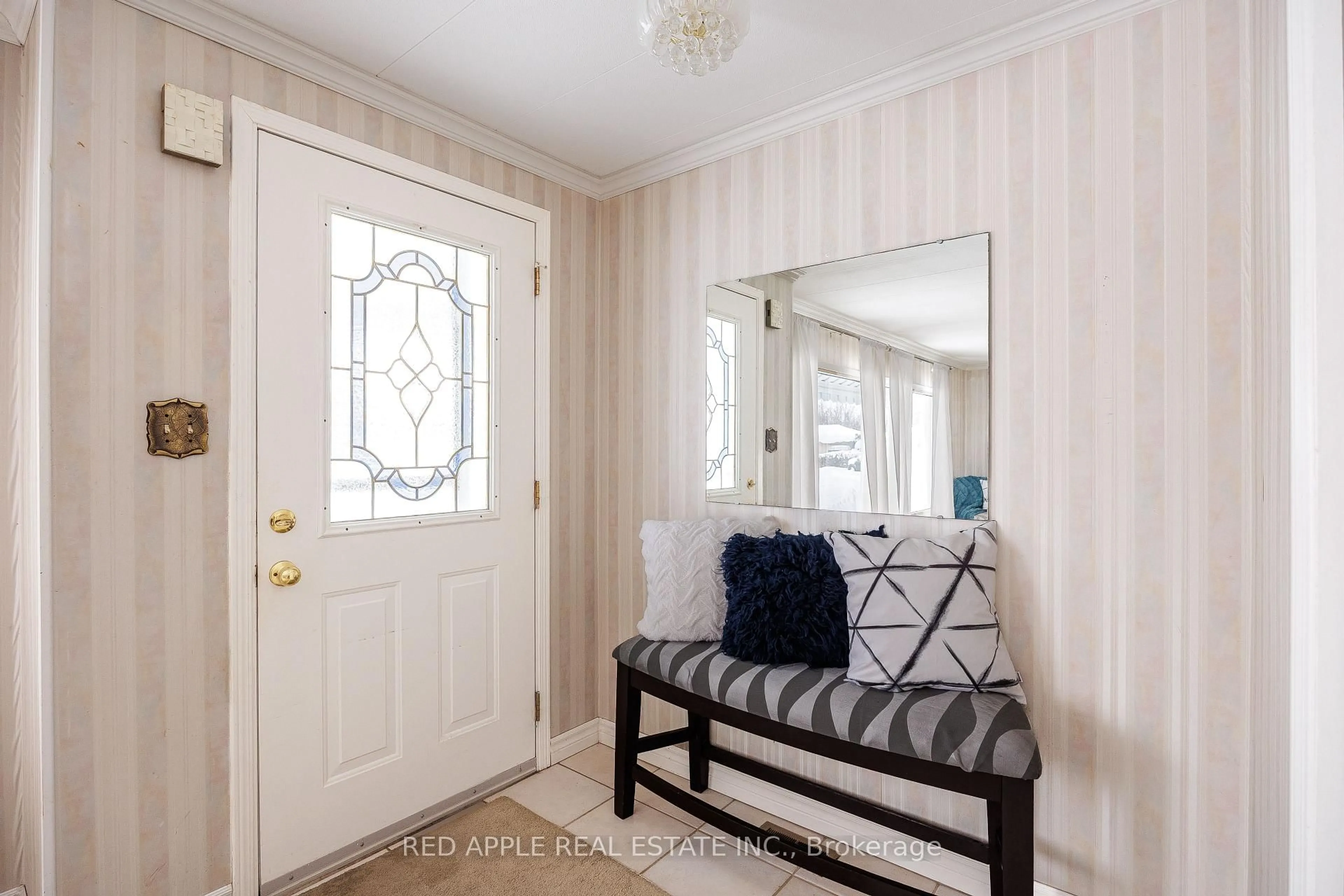 Indoor entryway for 30 Mimosa Dr, Innisfil Ontario L9S 1P8