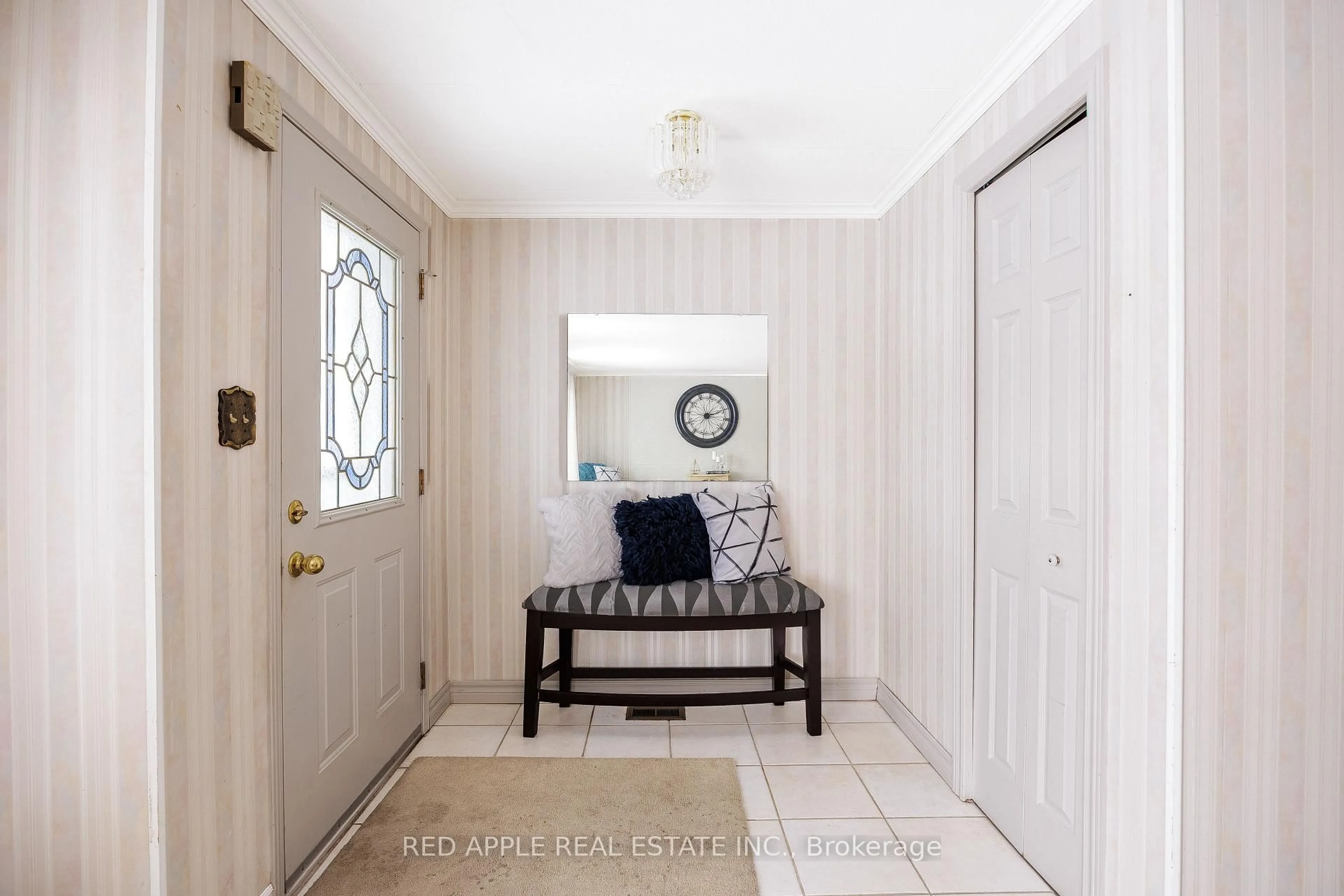 Indoor entryway for 30 Mimosa Dr, Innisfil Ontario L9S 1P8