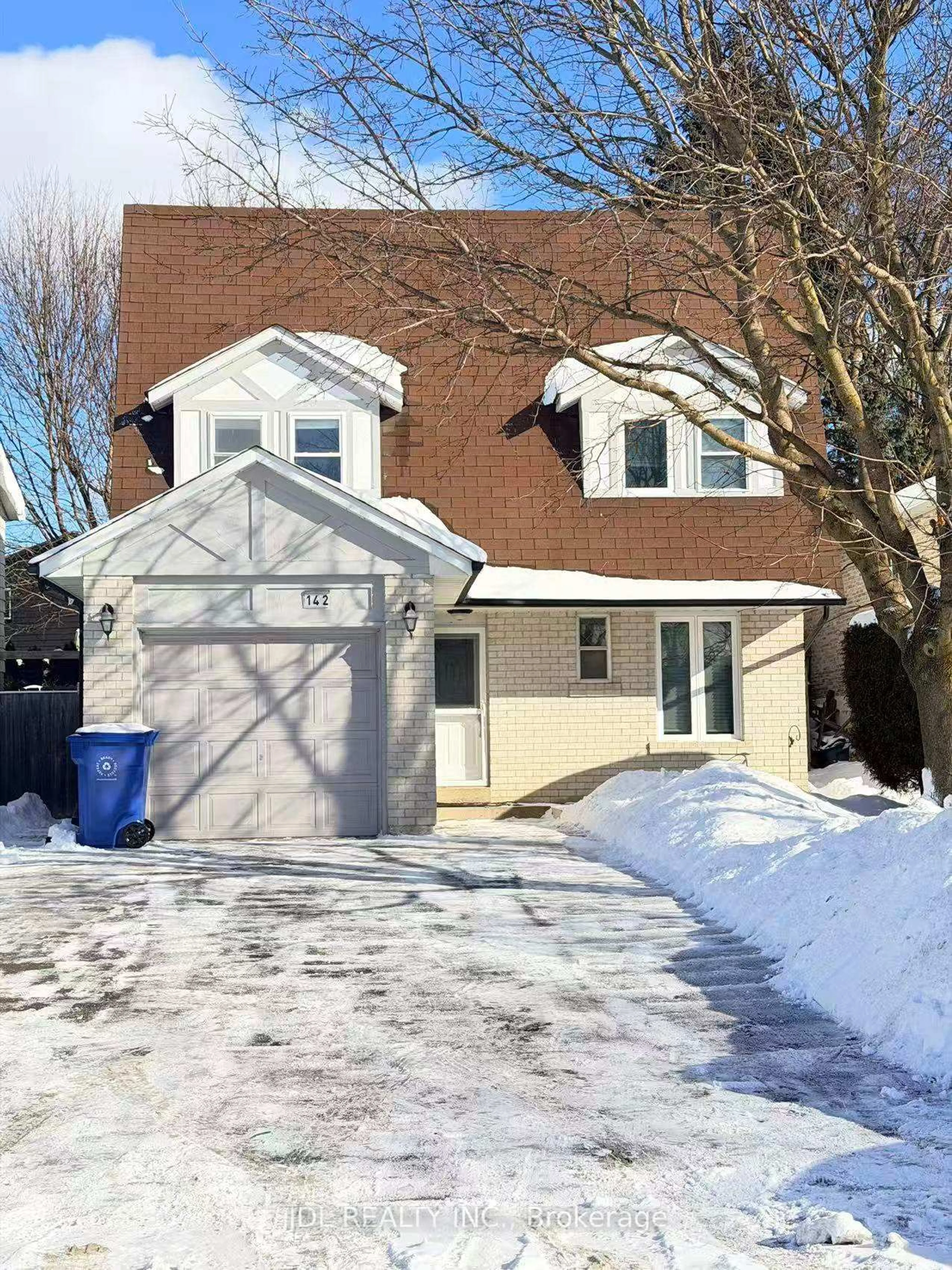 Home with vinyl exterior material, street for 142 Armitage Dr, Newmarket Ontario L3Y 5L7