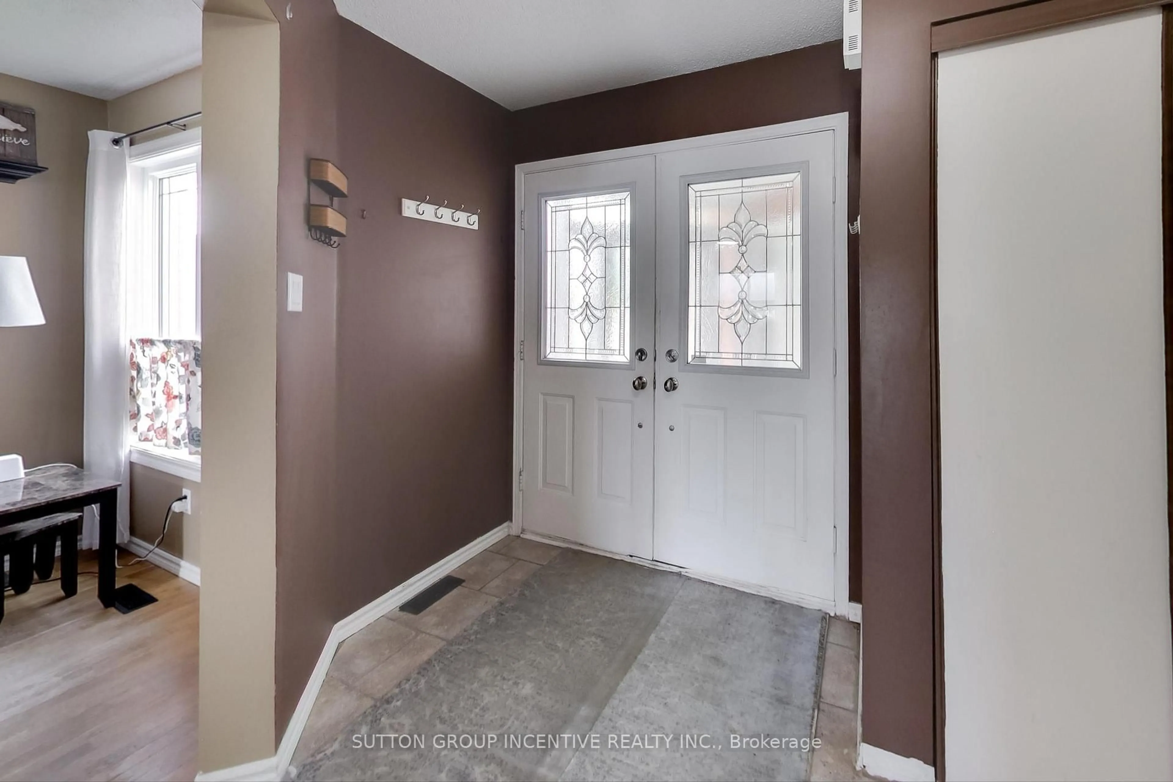 Indoor entryway for 1238 Benson St, Innisfil Ontario L9S 1Y6