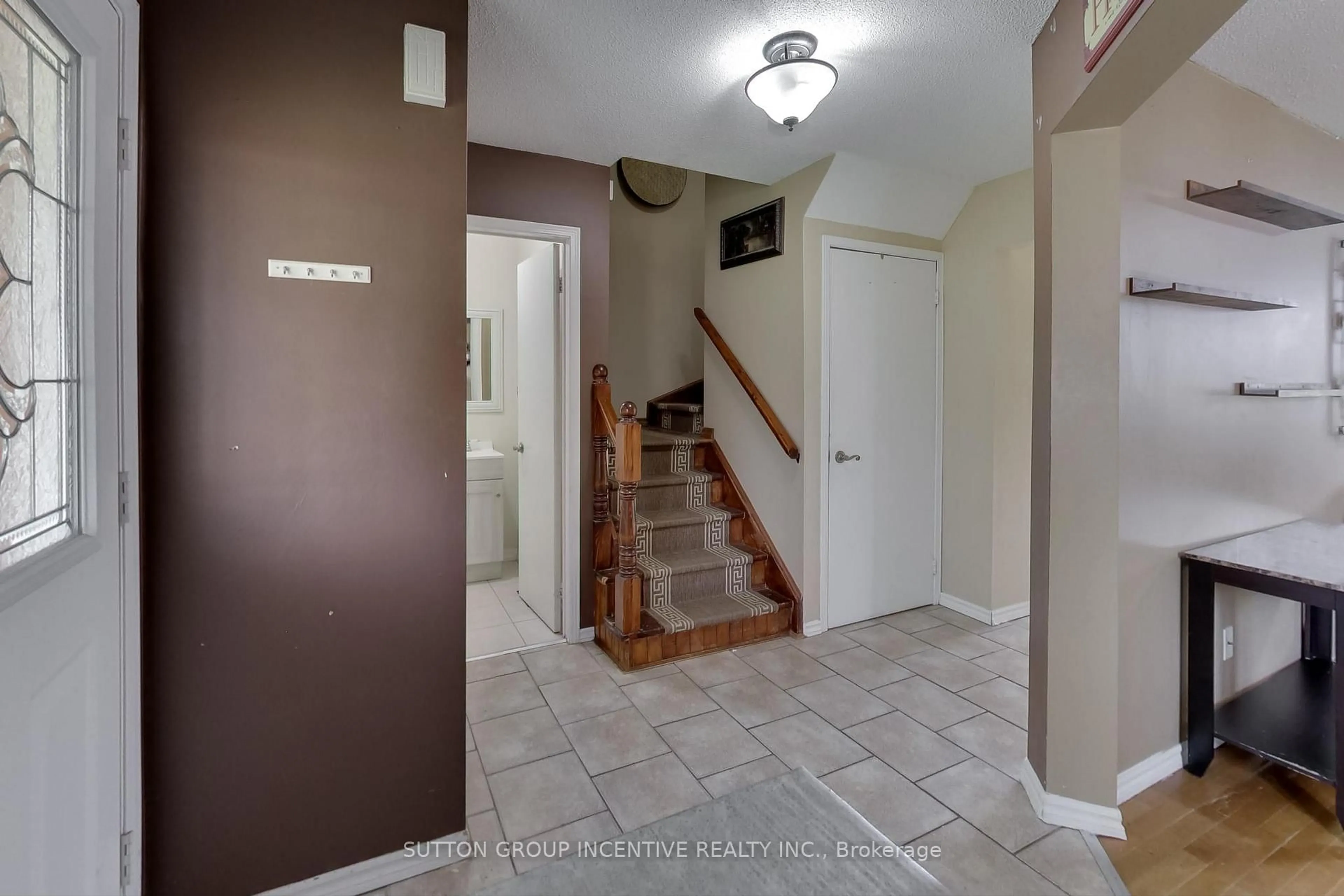 Indoor entryway for 1238 Benson St, Innisfil Ontario L9S 1Y6