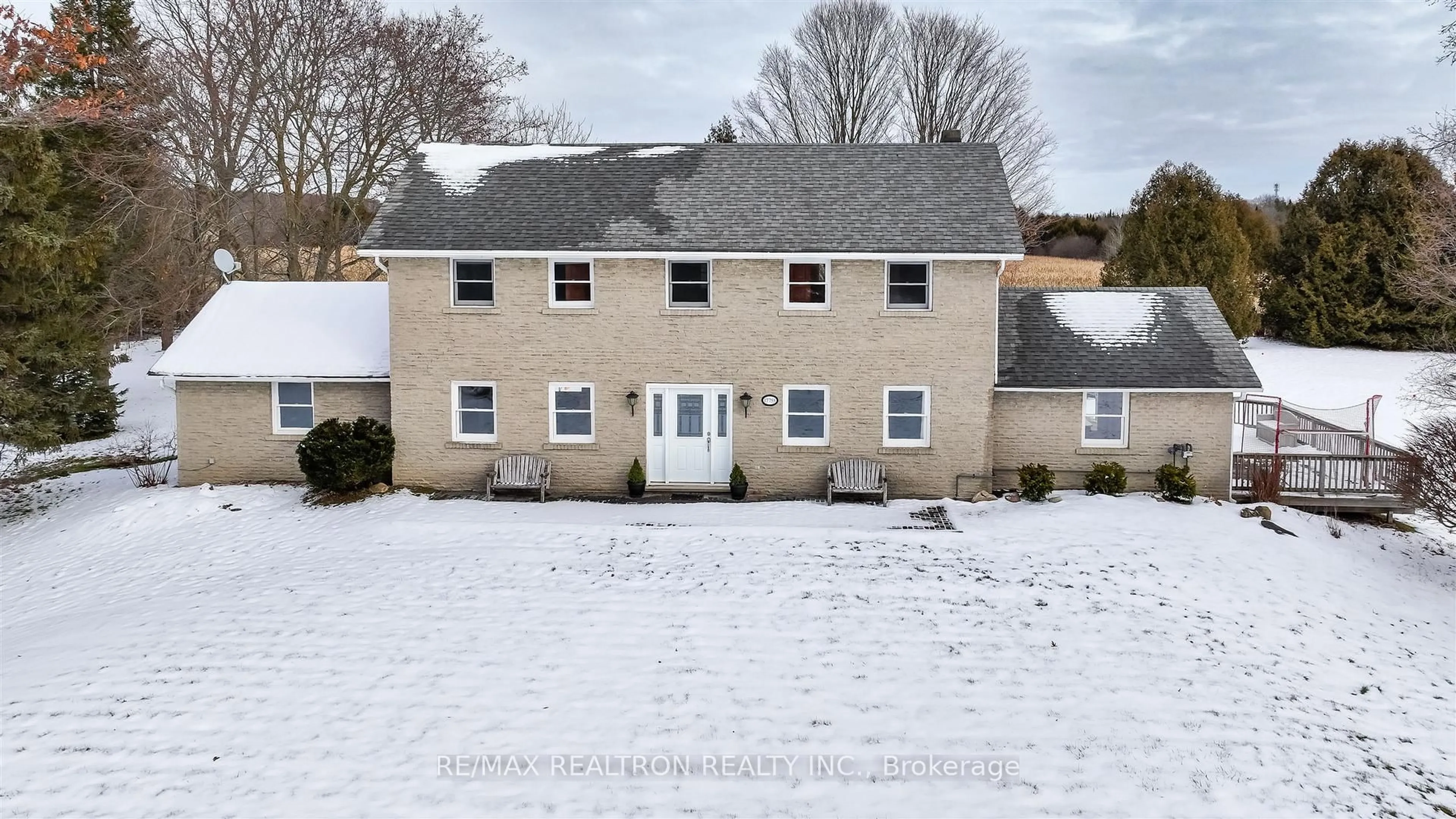 A pic from outside/outdoor area/front of a property/back of a property/a pic from drone, building for 17755 Warden Ave, East Gwillimbury Ontario L0G 1V0