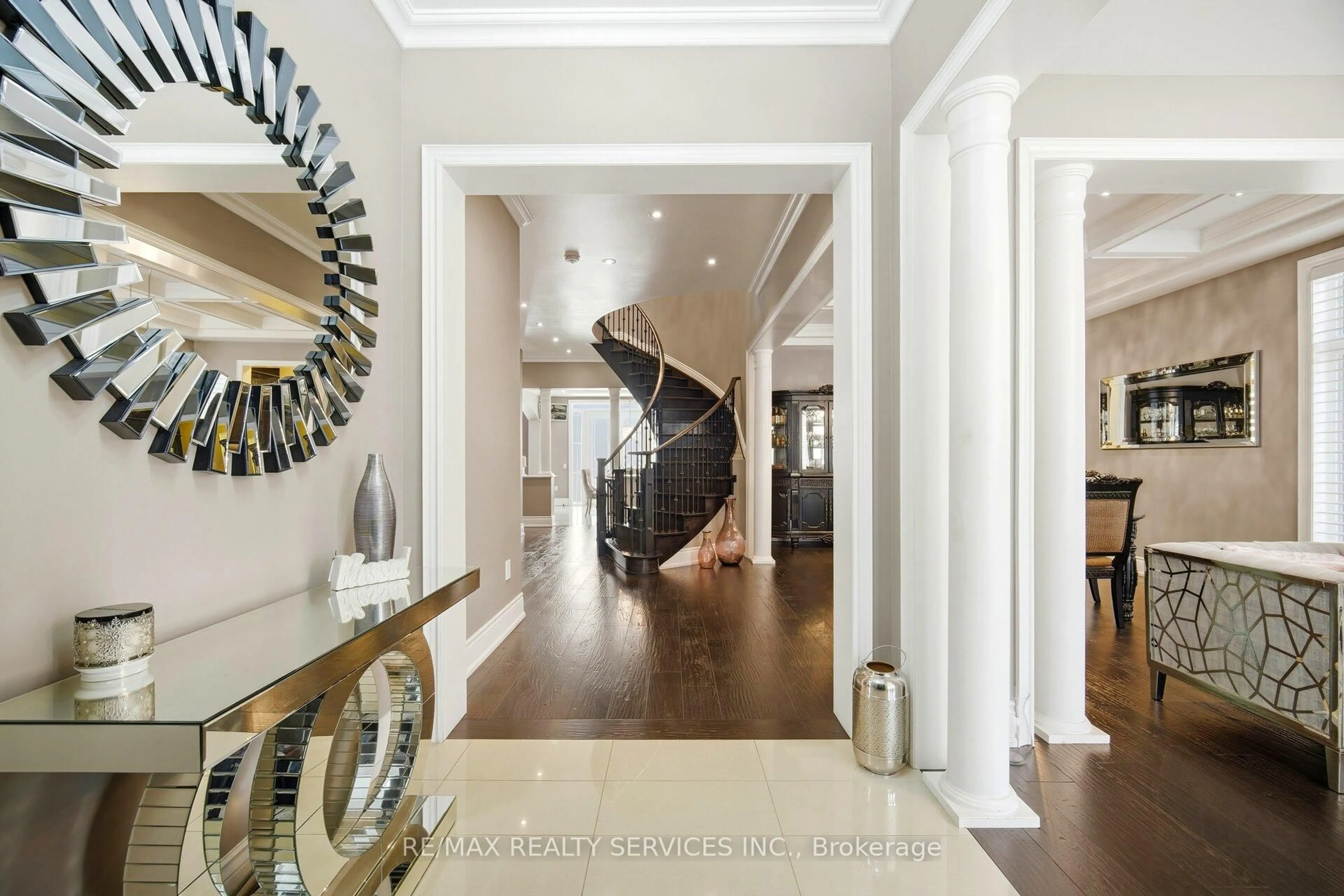 Indoor foyer for 36 West Coast Tr, King Ontario L7B 0A4