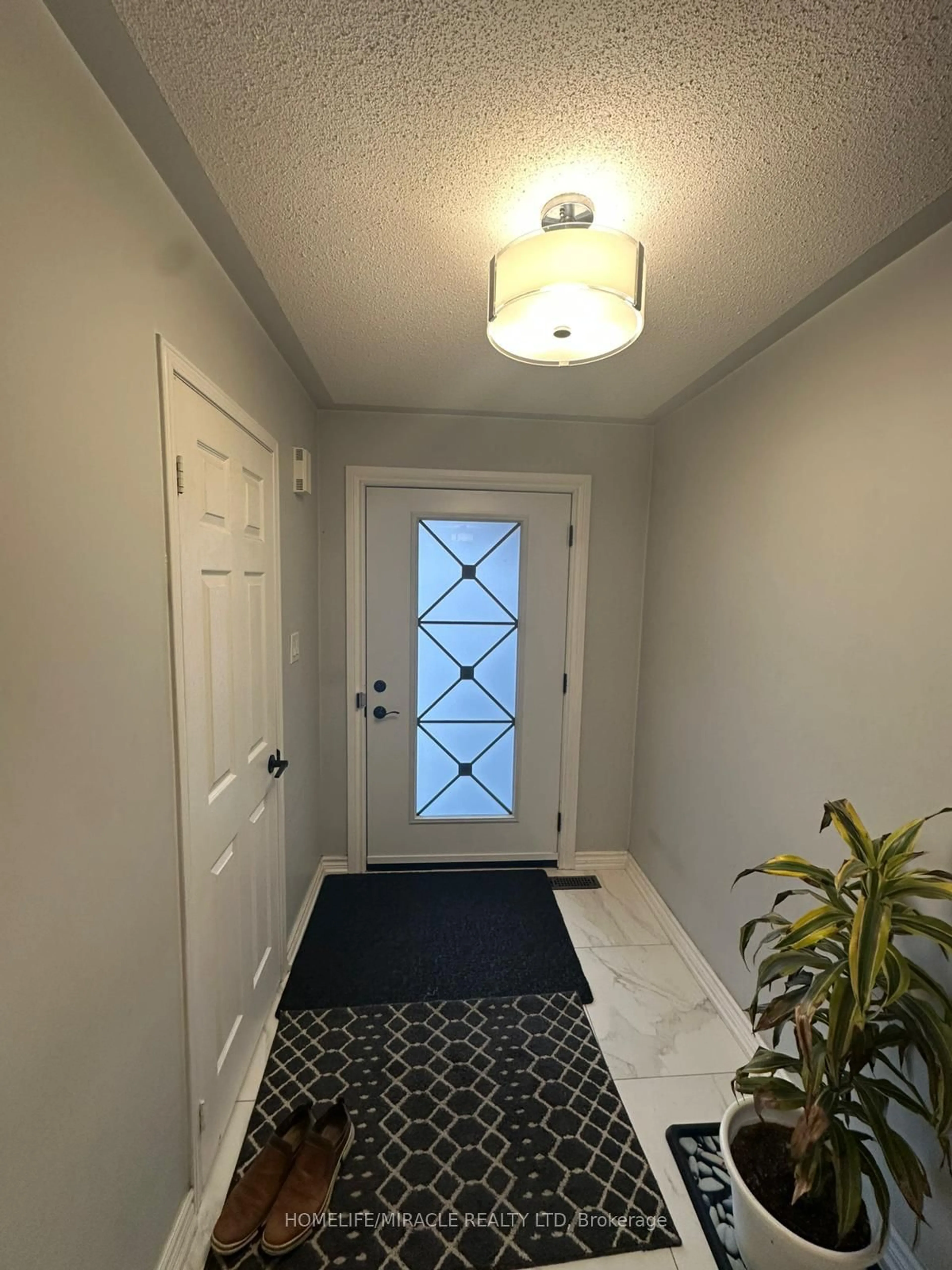 Indoor entryway for 587 Caboto Tr, Markham Ontario L3R 5S1