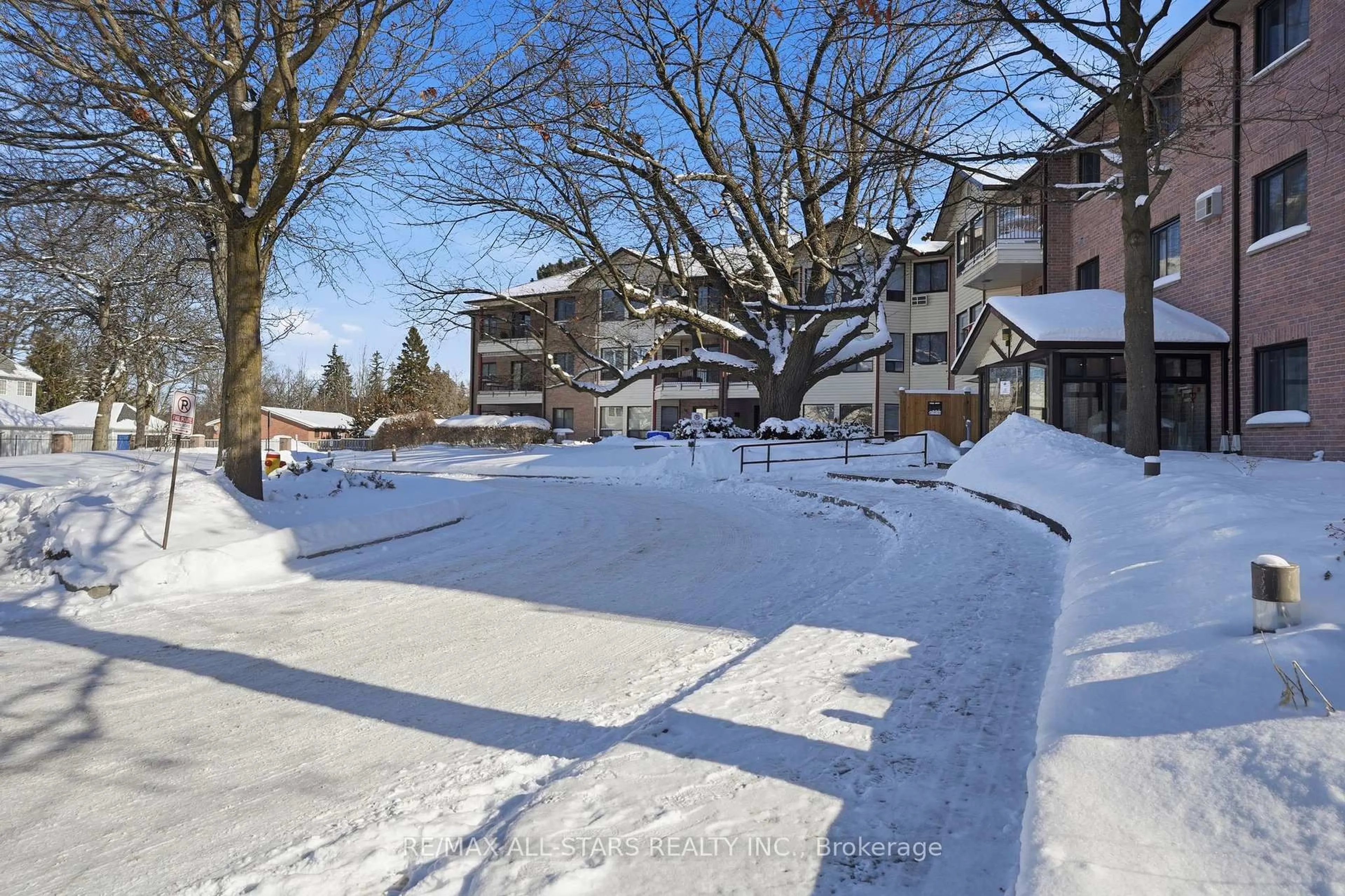 Patio, street for 111 Grew Blvd #301, Georgina Ontario L0E 1L0