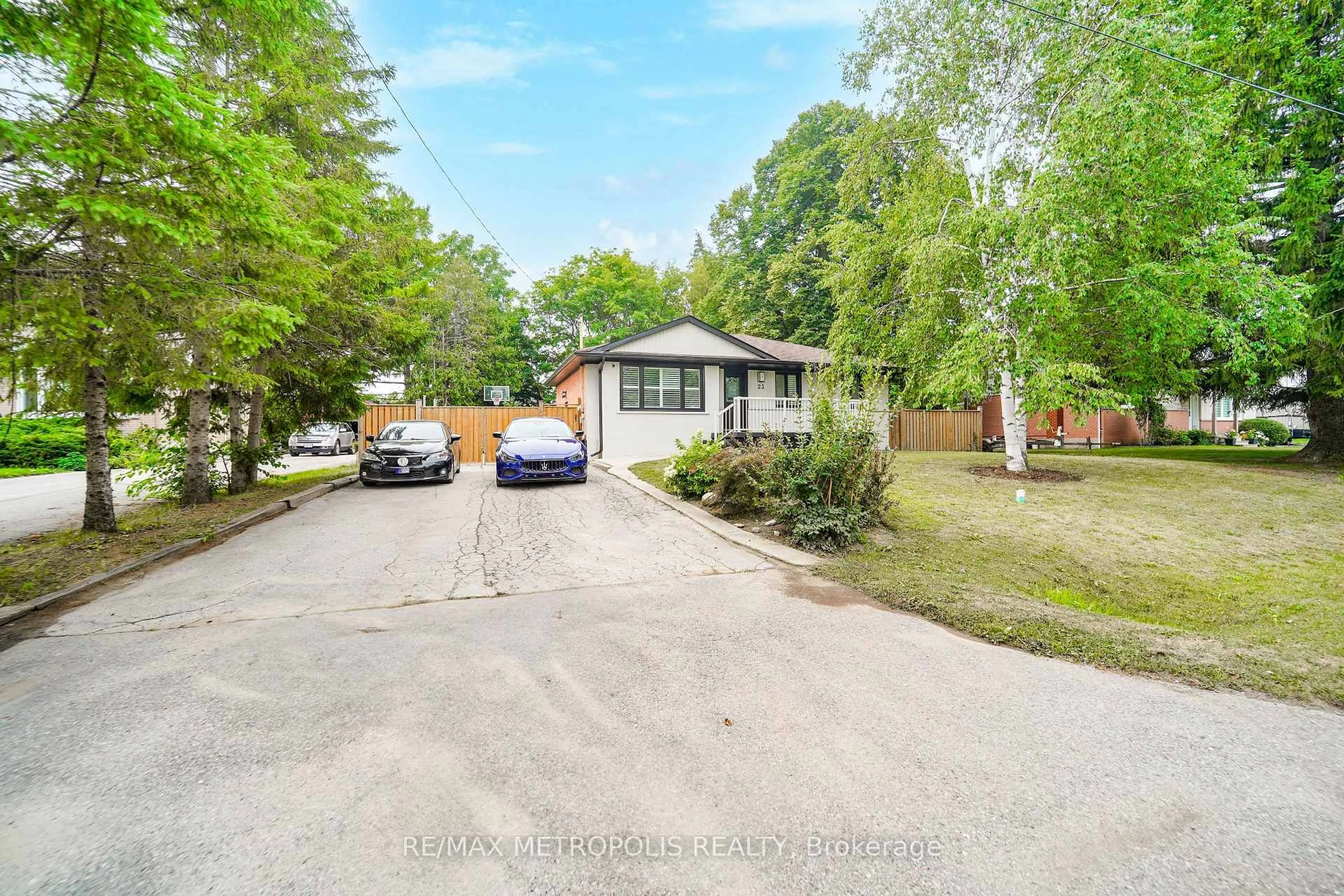 A pic from outside/outdoor area/front of a property/back of a property/a pic from drone, street for 23 Hawman Ave, King Ontario L0G 1N0