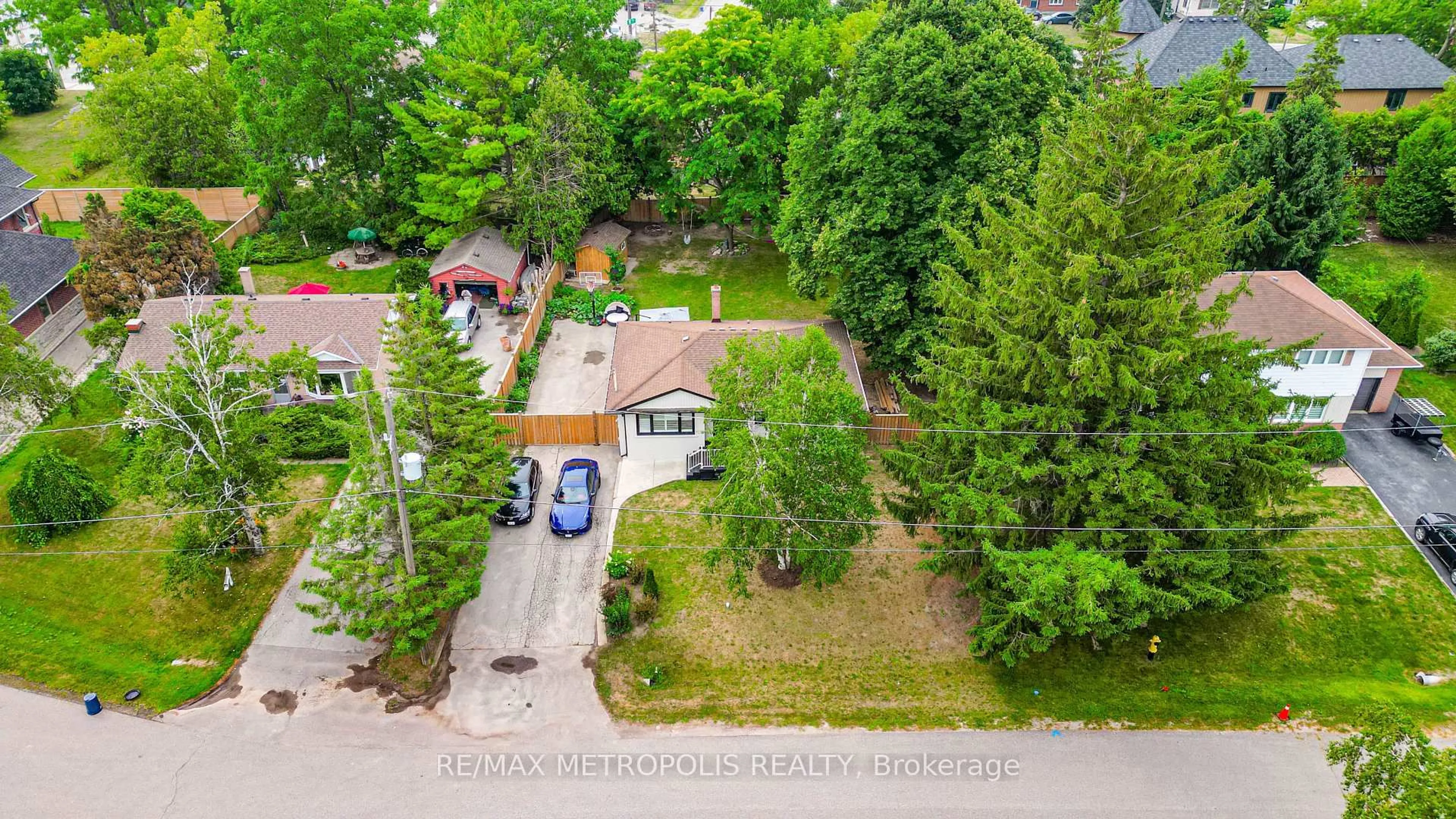 A pic from outside/outdoor area/front of a property/back of a property/a pic from drone, street for 23 Hawman Ave, King Ontario L0G 1N0