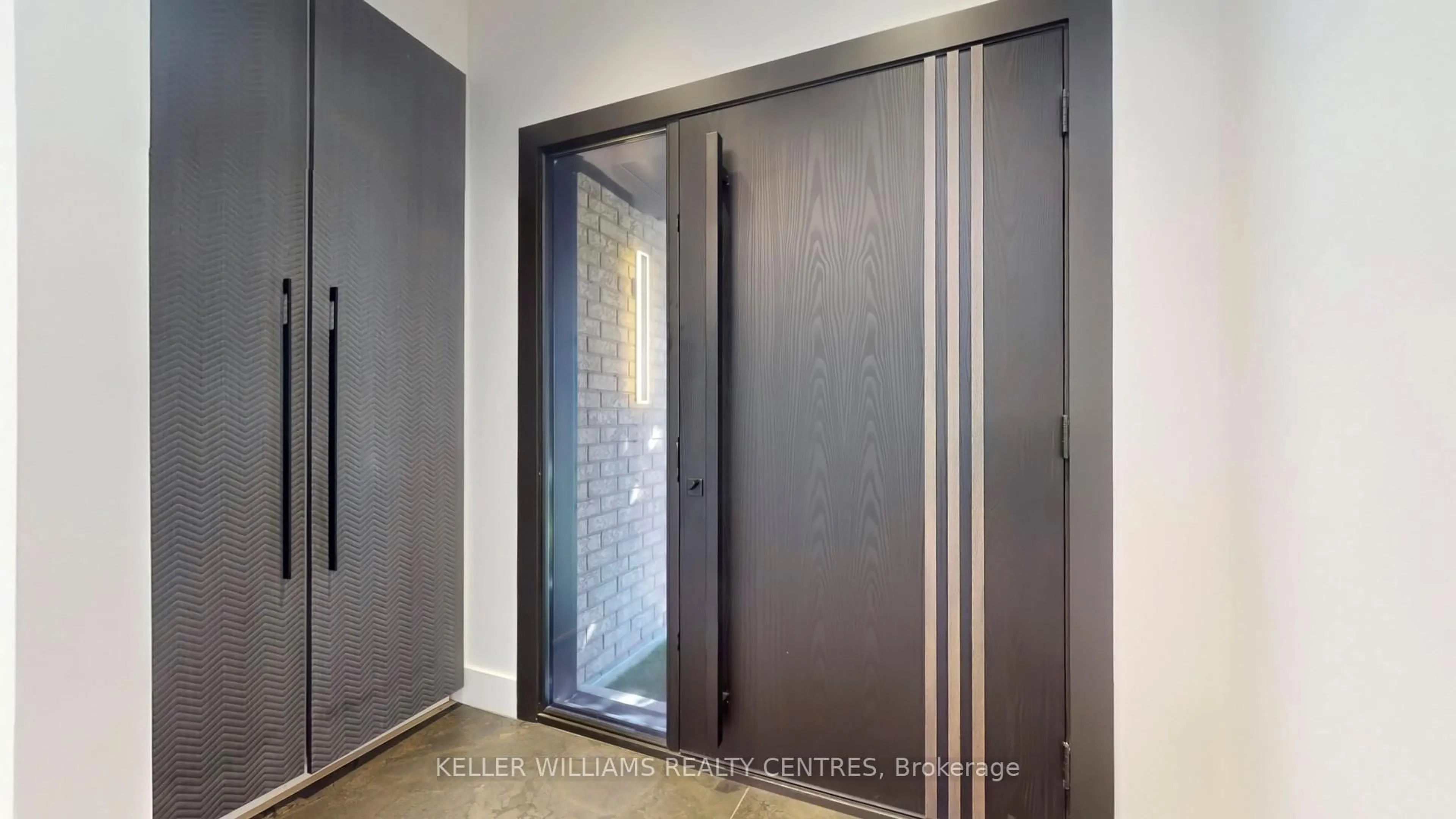 Indoor entryway for 280 Kennedy St, Aurora Ontario L4G 6L2