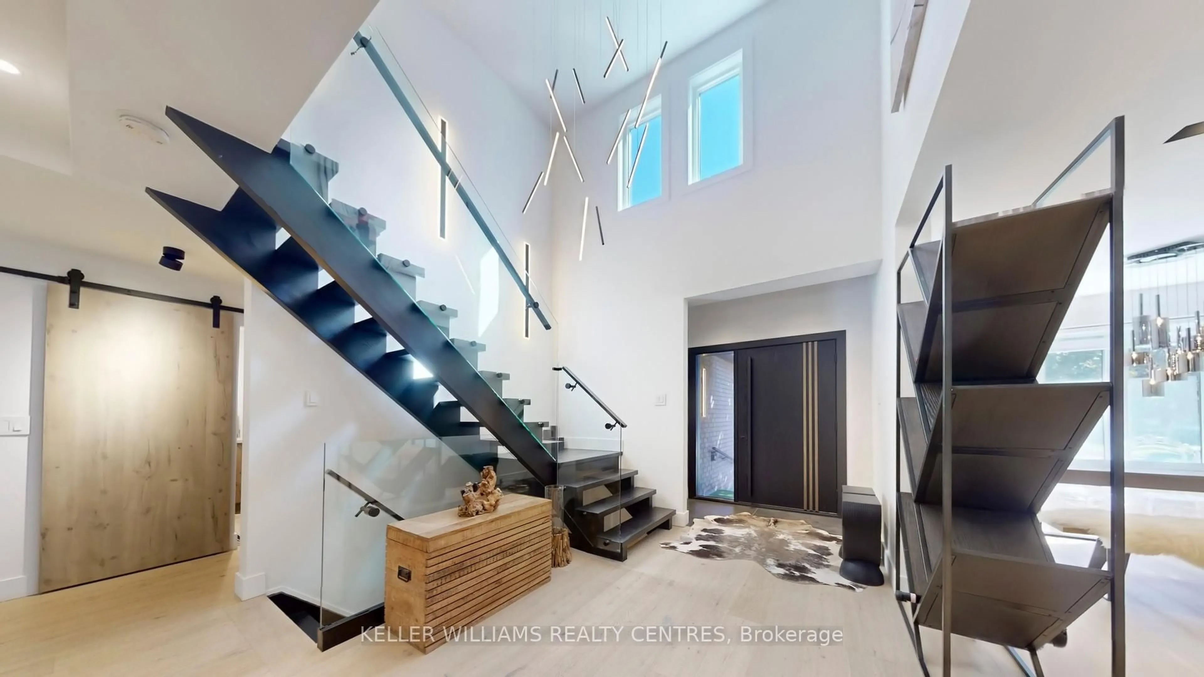 Indoor foyer for 280 Kennedy St, Aurora Ontario L4G 6L2