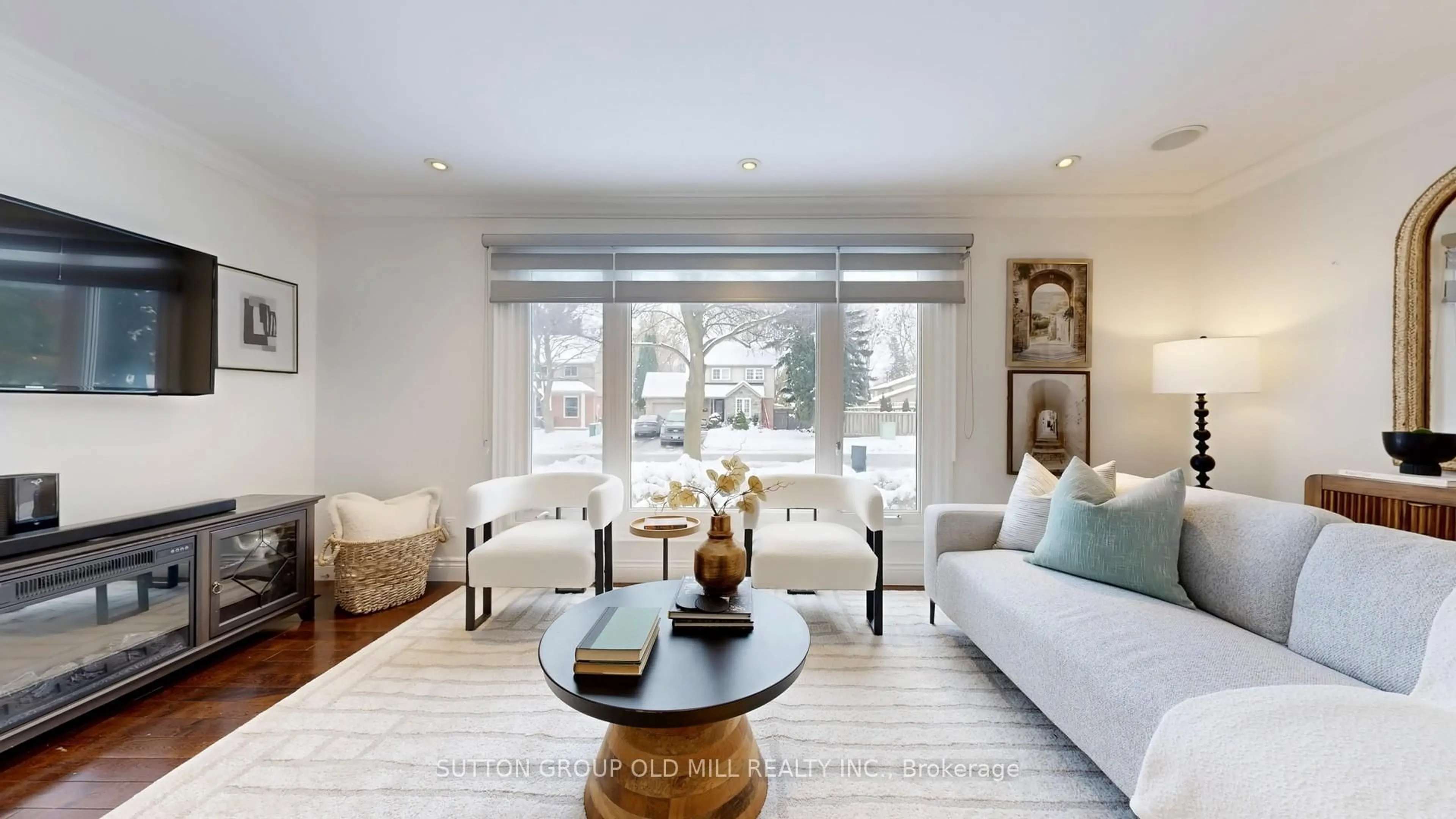 Living room with furniture, unknown for 20 Springburn Cres, Aurora Ontario L4G 3P5