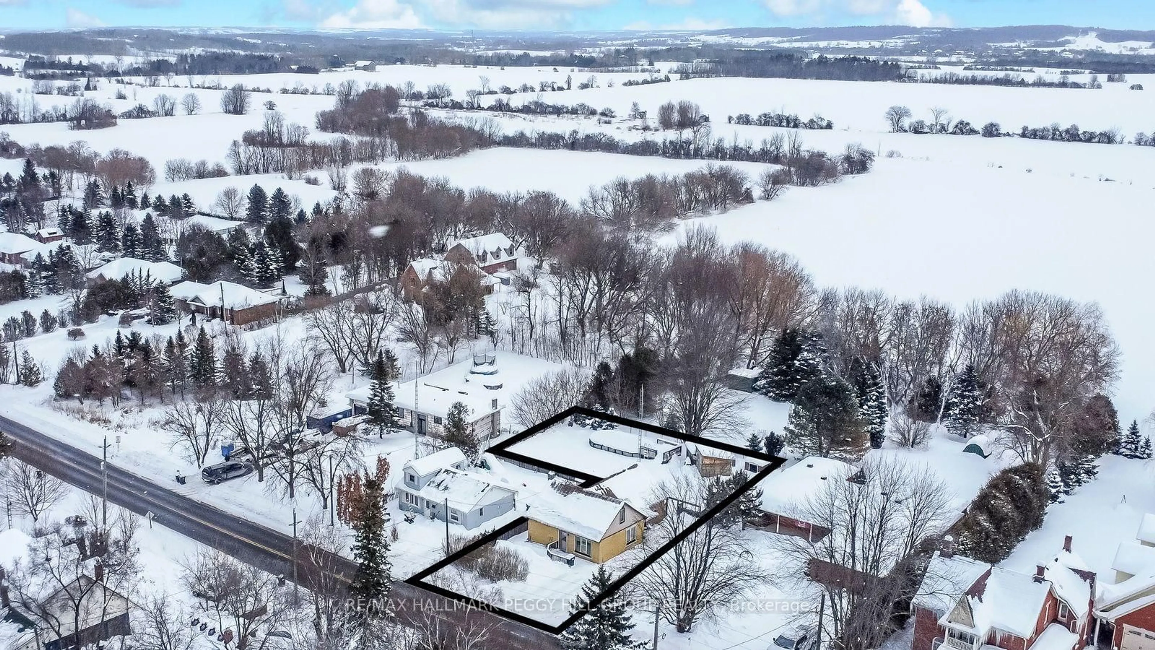 A pic from outside/outdoor area/front of a property/back of a property/a pic from drone, building for 2139 Adjala-Tecumseth Townline, New Tecumseth Ontario L0G 1W0