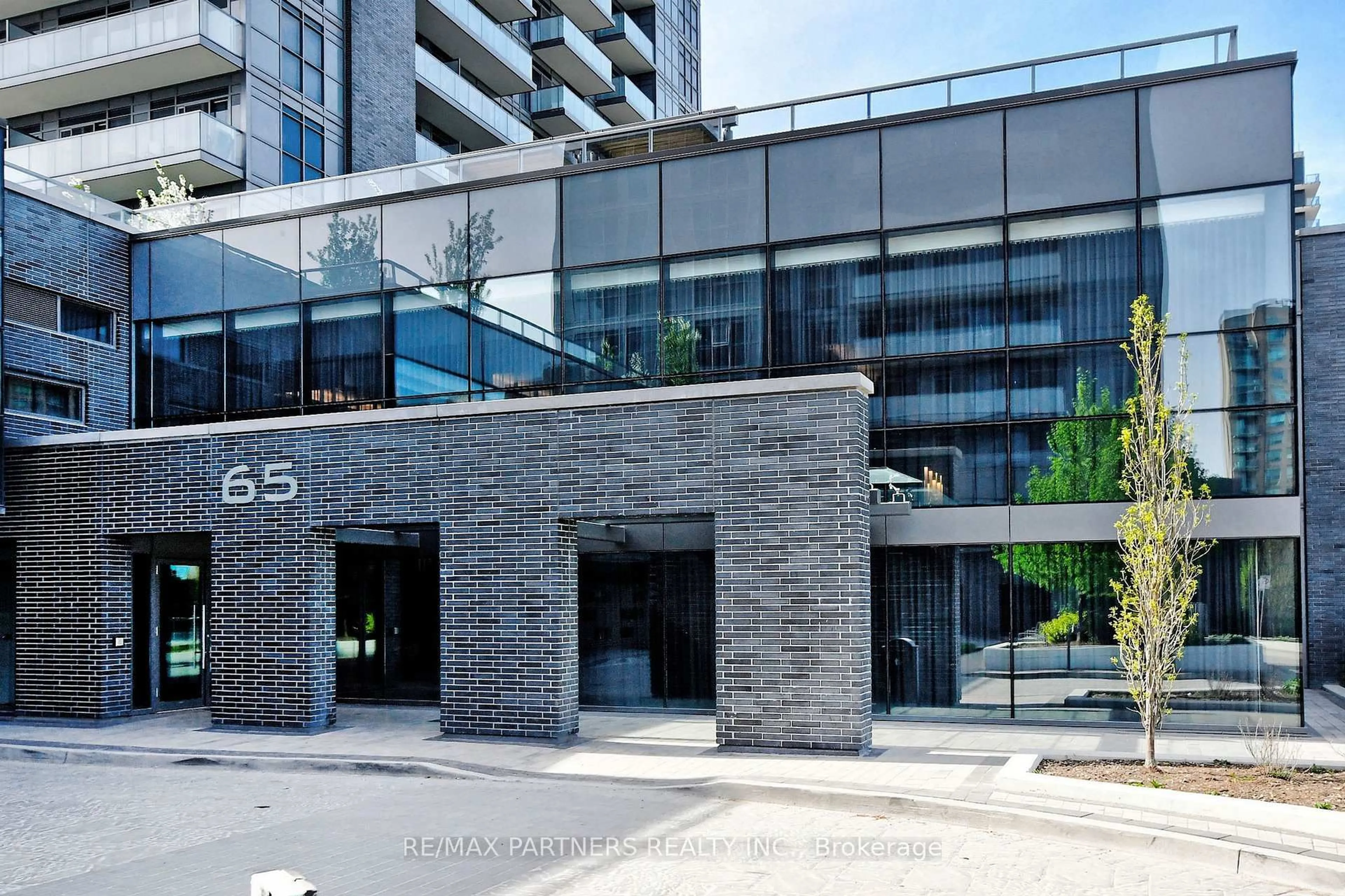 Indoor foyer for 65 Oneida Cres #1906, Richmond Hill Ontario L4B 0B1