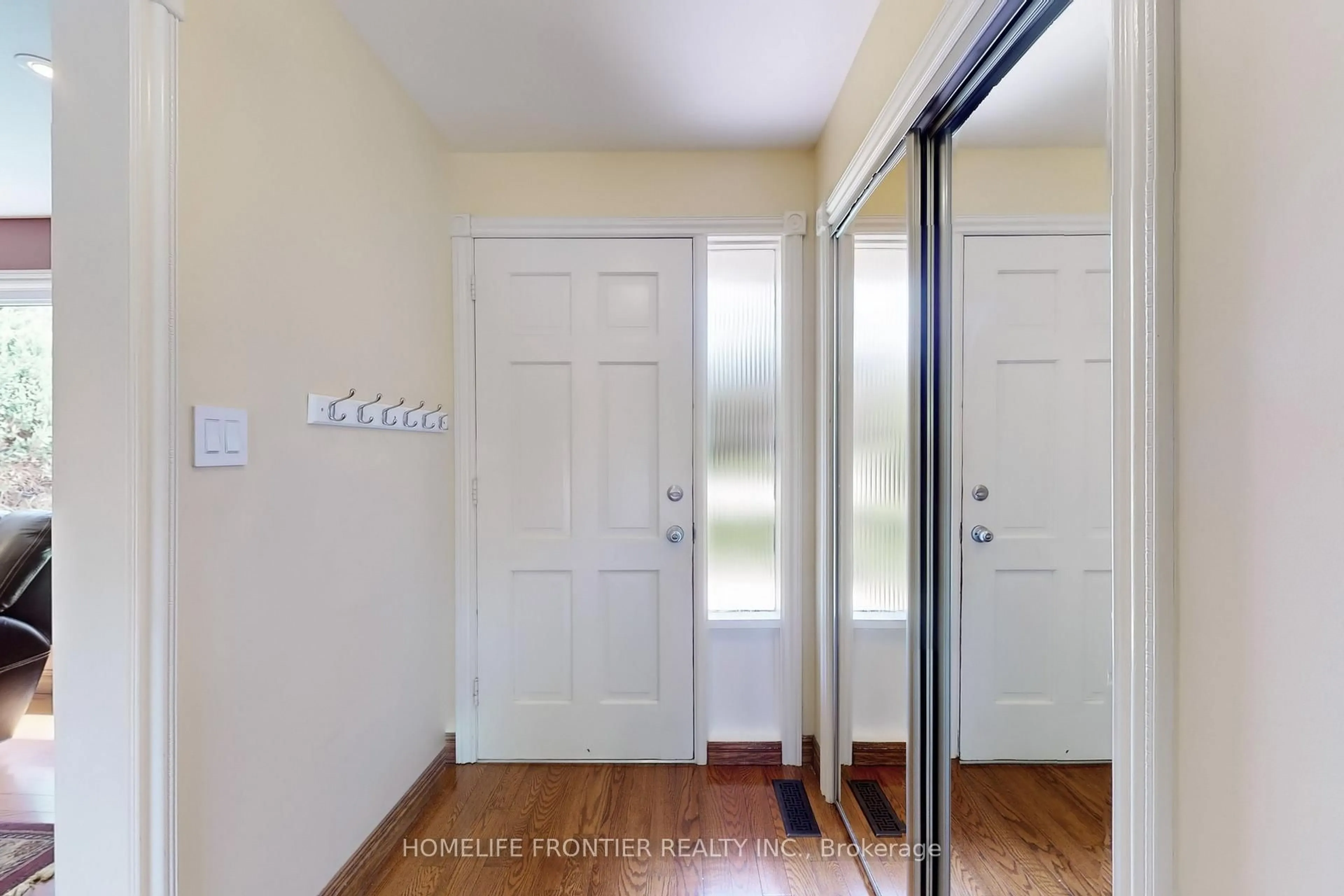 Indoor entryway for 40 Delta Cres, East Gwillimbury Ontario L9N 1G4