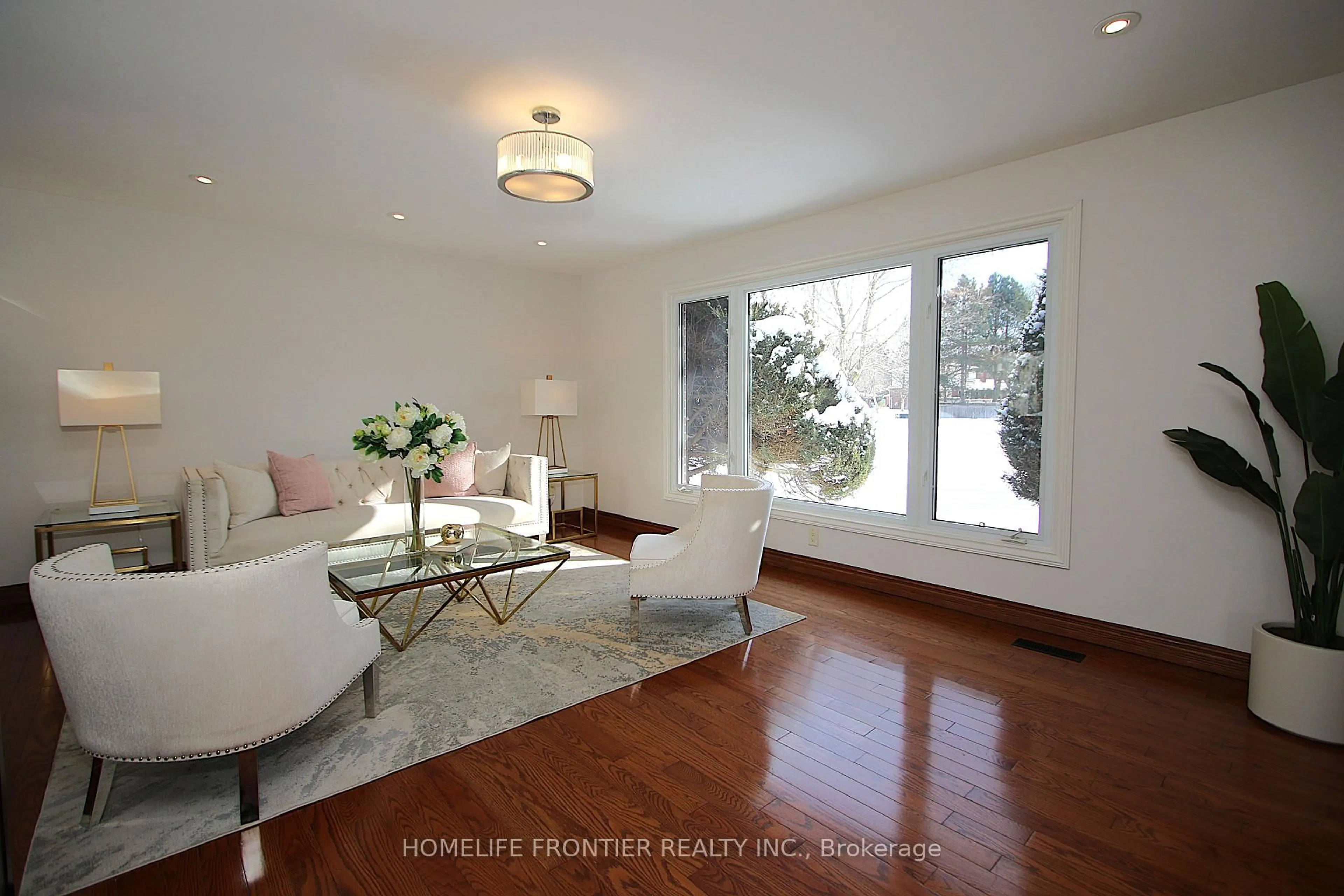 Living room with furniture, wood/laminate floor for 40 Delta Cres, East Gwillimbury Ontario L9N 1G4