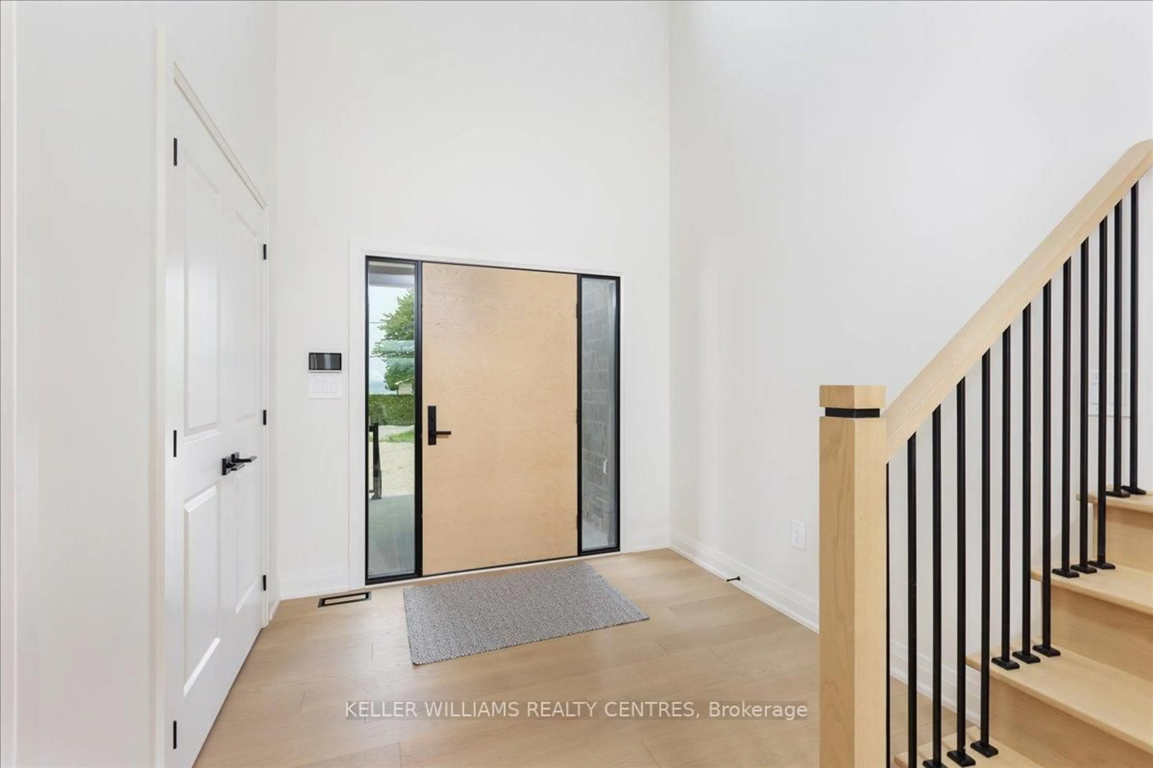 Indoor entryway for 147 Lake Dr, Georgina Ontario L4P 0S7