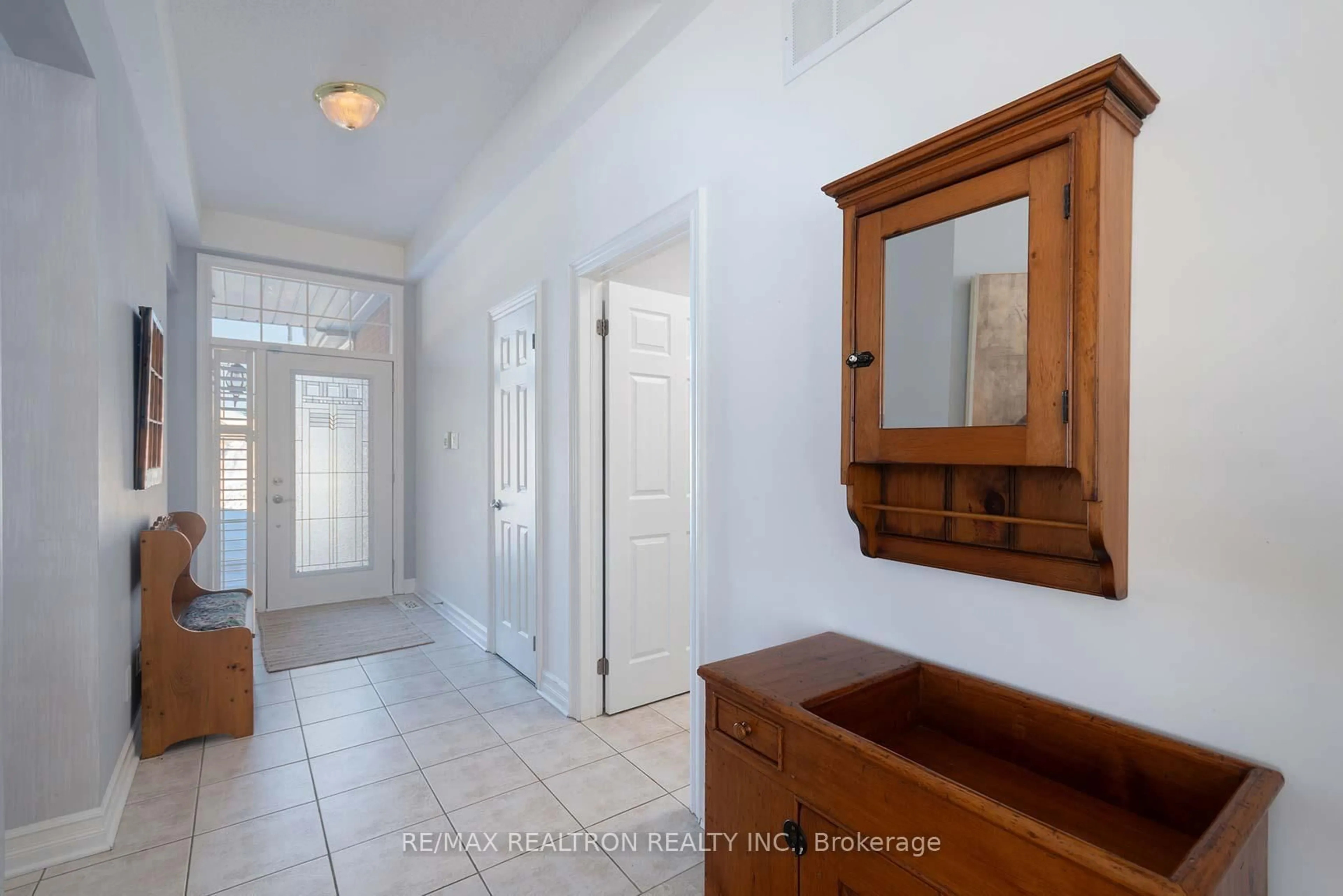 Indoor entryway for 5 Hortons First, Whitchurch-Stouffville Ontario L4A 1L6