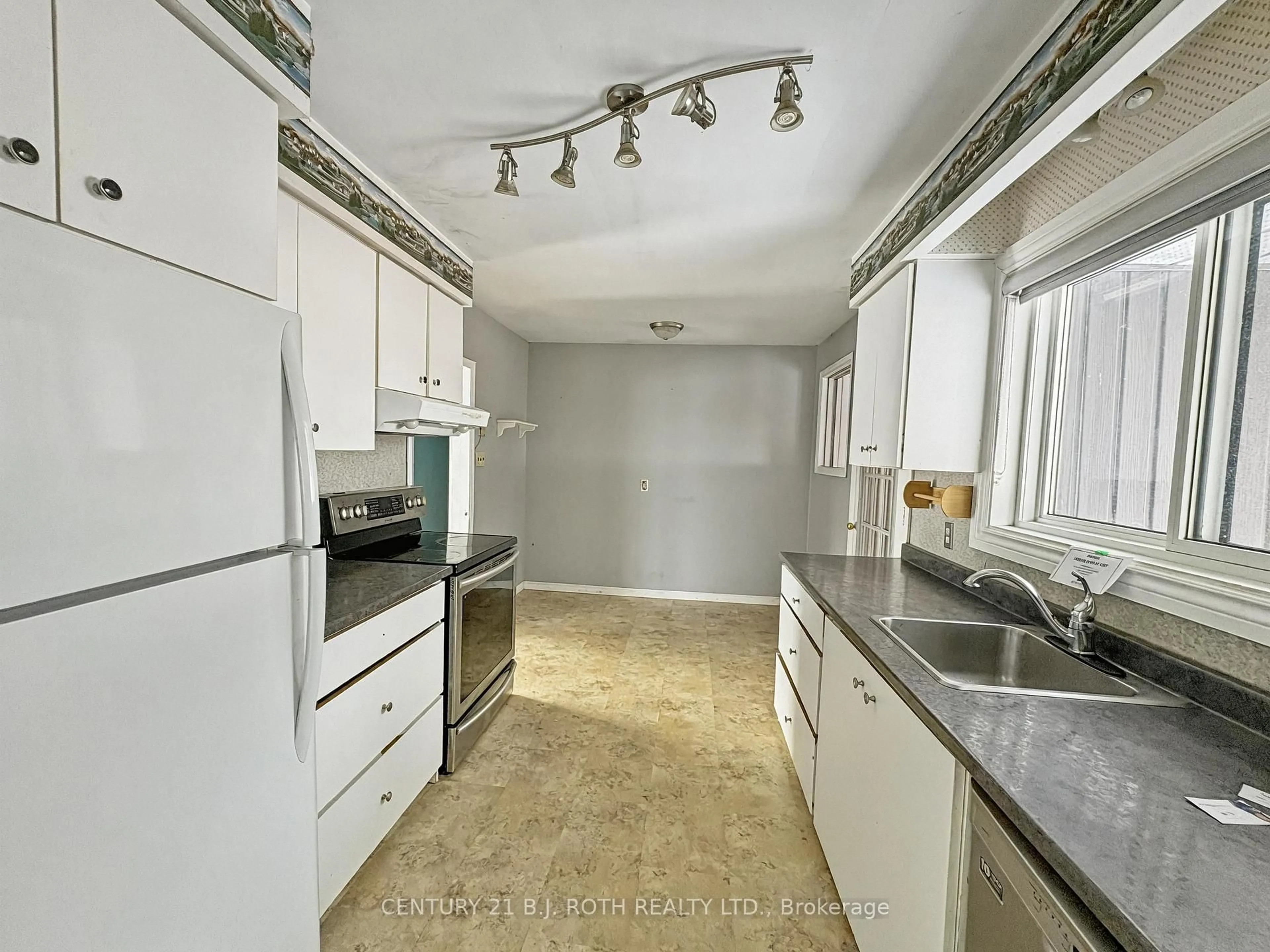 Standard kitchen, unknown for 150 Nelson St, New Tecumseth Ontario L9R 1J5