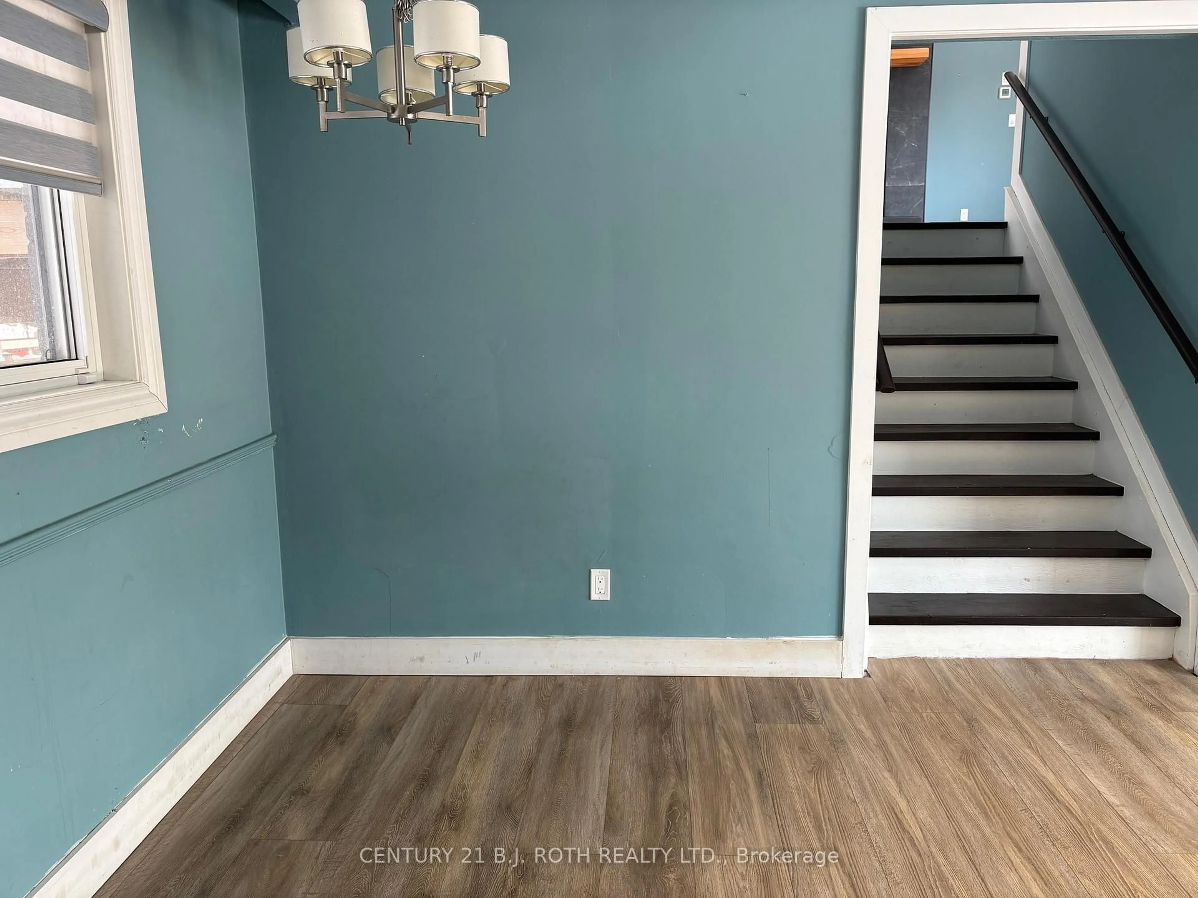 Indoor entryway for 150 Nelson St, New Tecumseth Ontario L9R 1J5