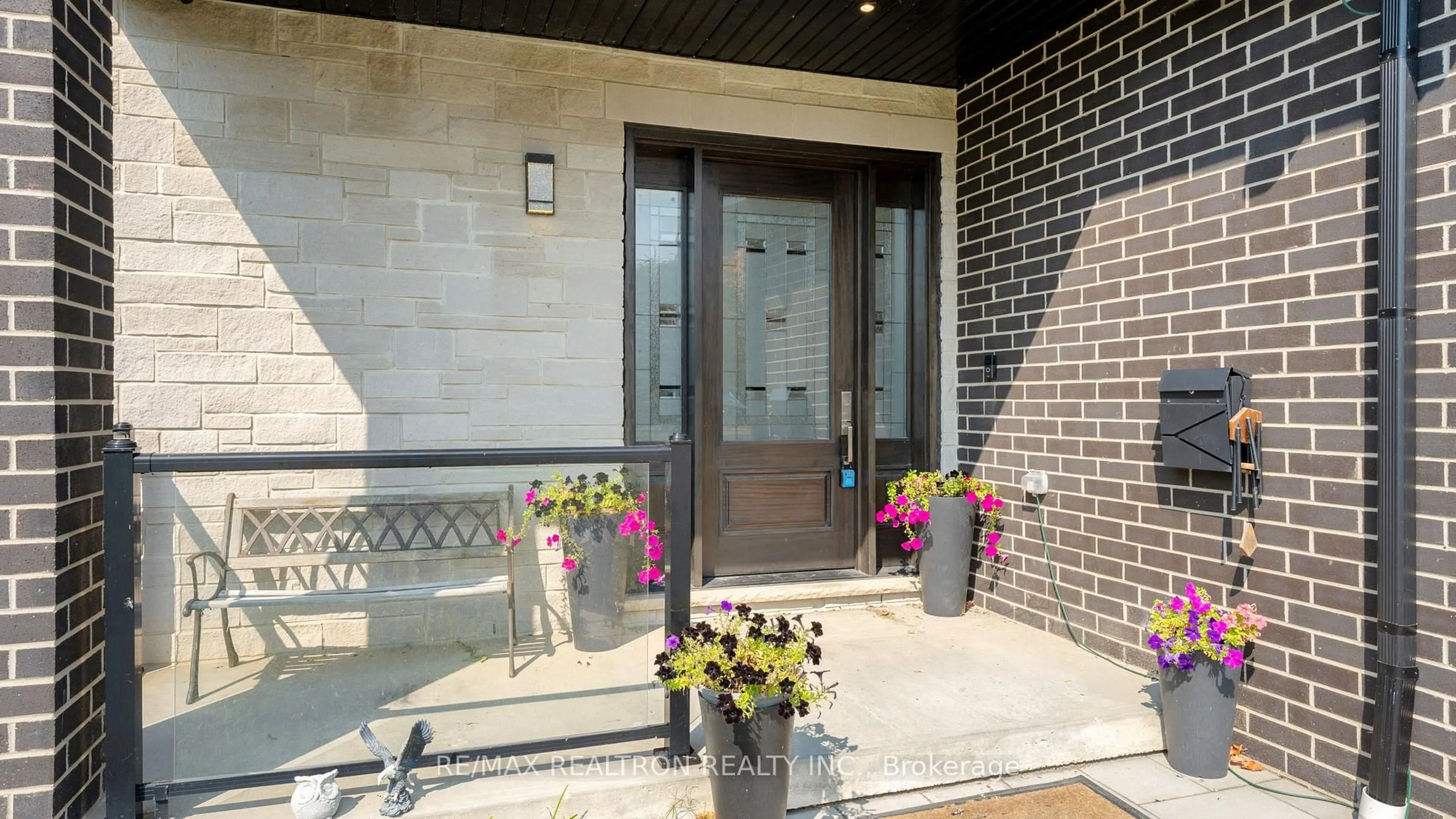 Indoor entryway for 148 Church St, Georgina Ontario L4P 1J5