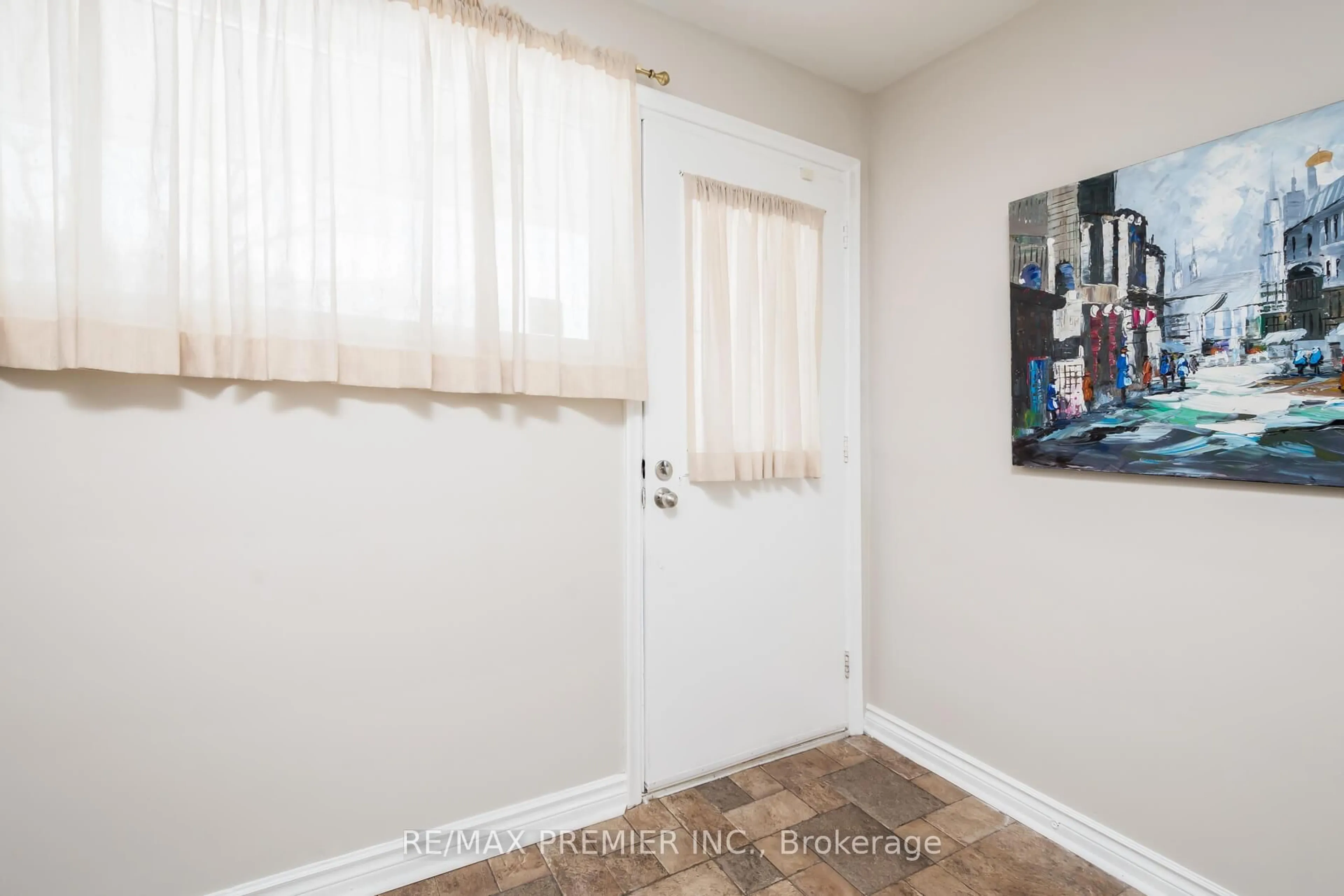 Indoor entryway for 76 Harrison Dr, Newmarket Ontario L3Y 4P4