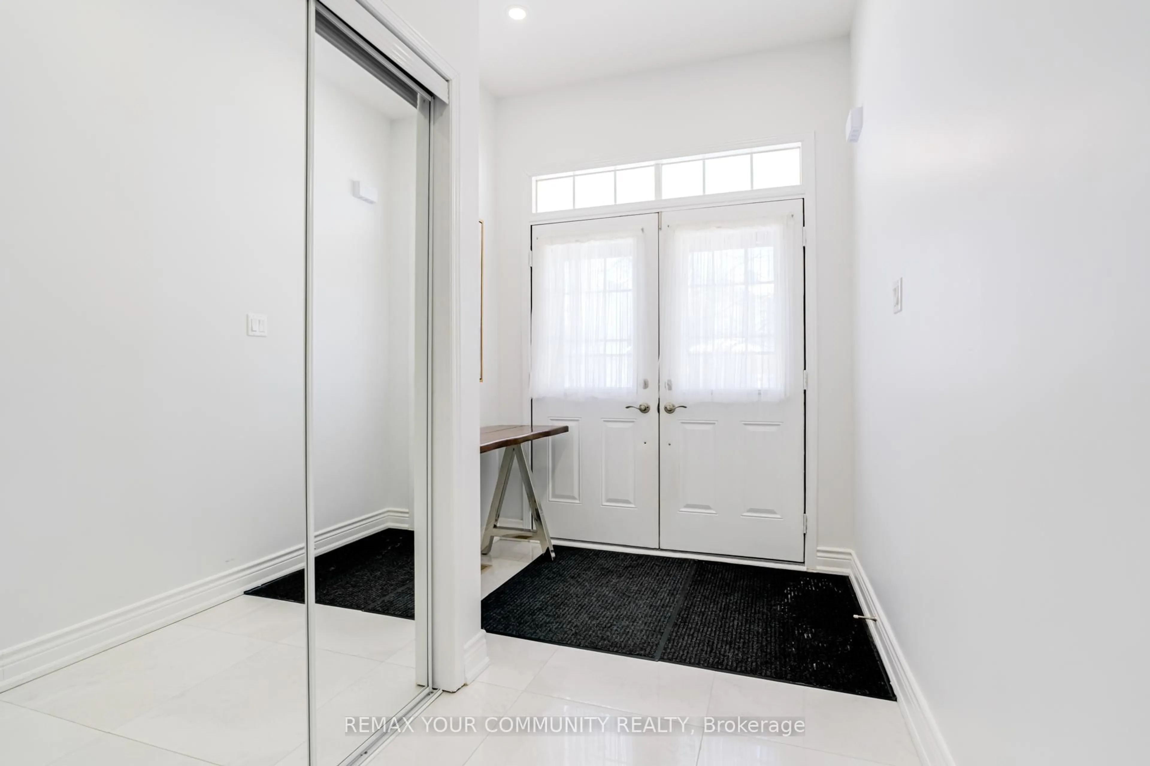 Indoor entryway for 140 Laramie Cres, Vaughan Ontario L6A 0R1