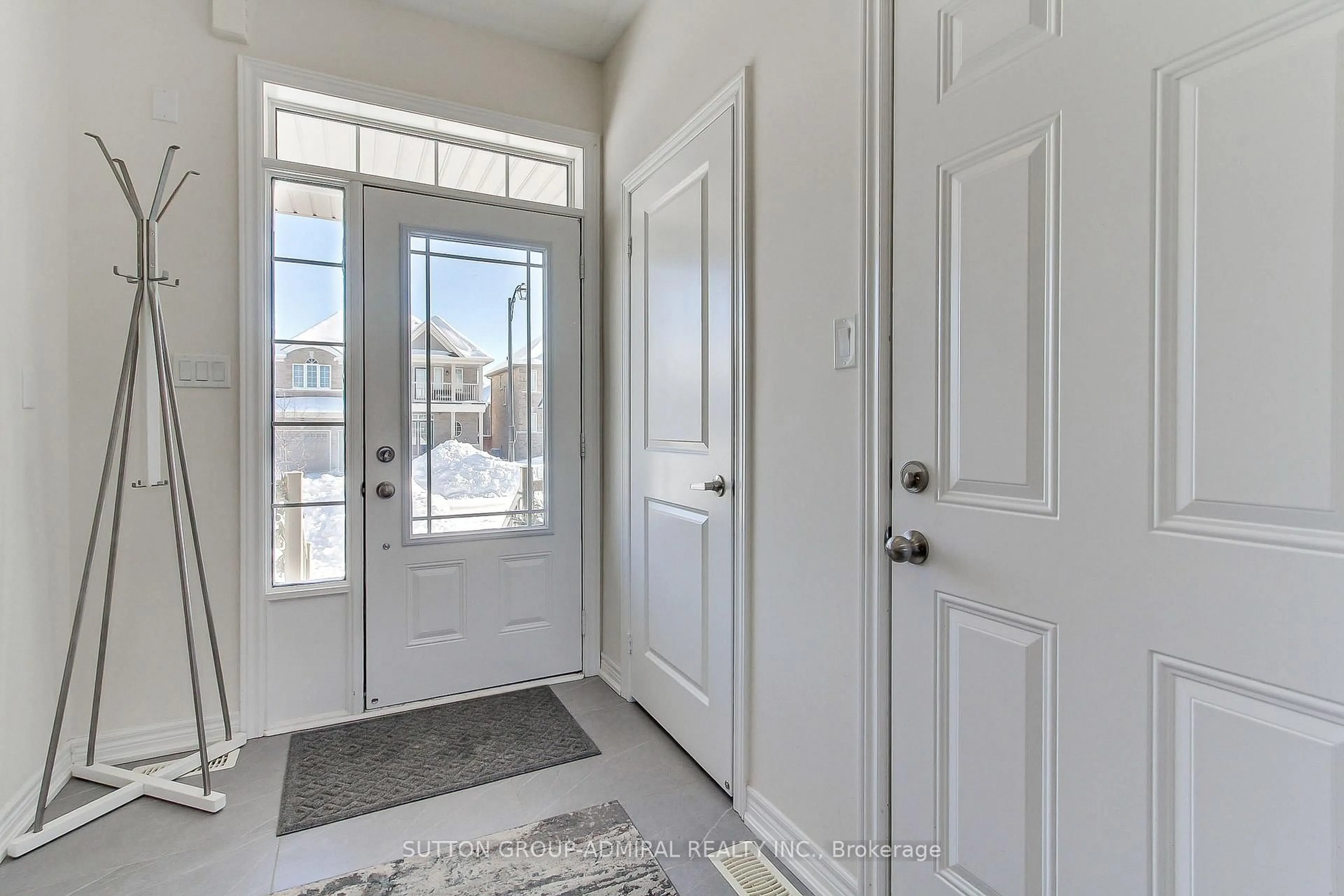 Indoor entryway for 797 Green St, Innisfil Ontario L0L 1W0
