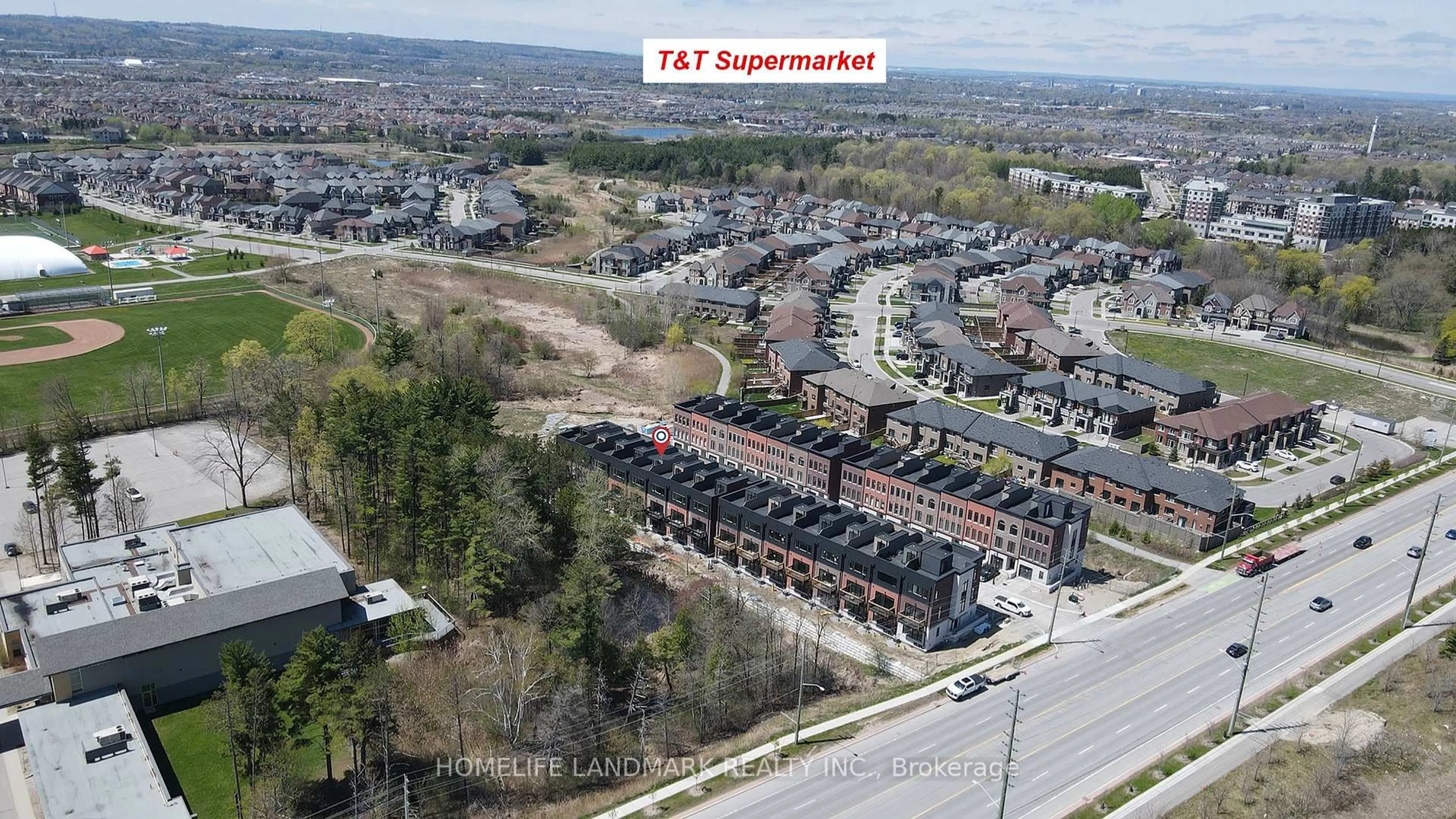 A pic from outside/outdoor area/front of a property/back of a property/a pic from drone, street for 27 Chestnut Crt, Aurora Ontario L4G 4A4