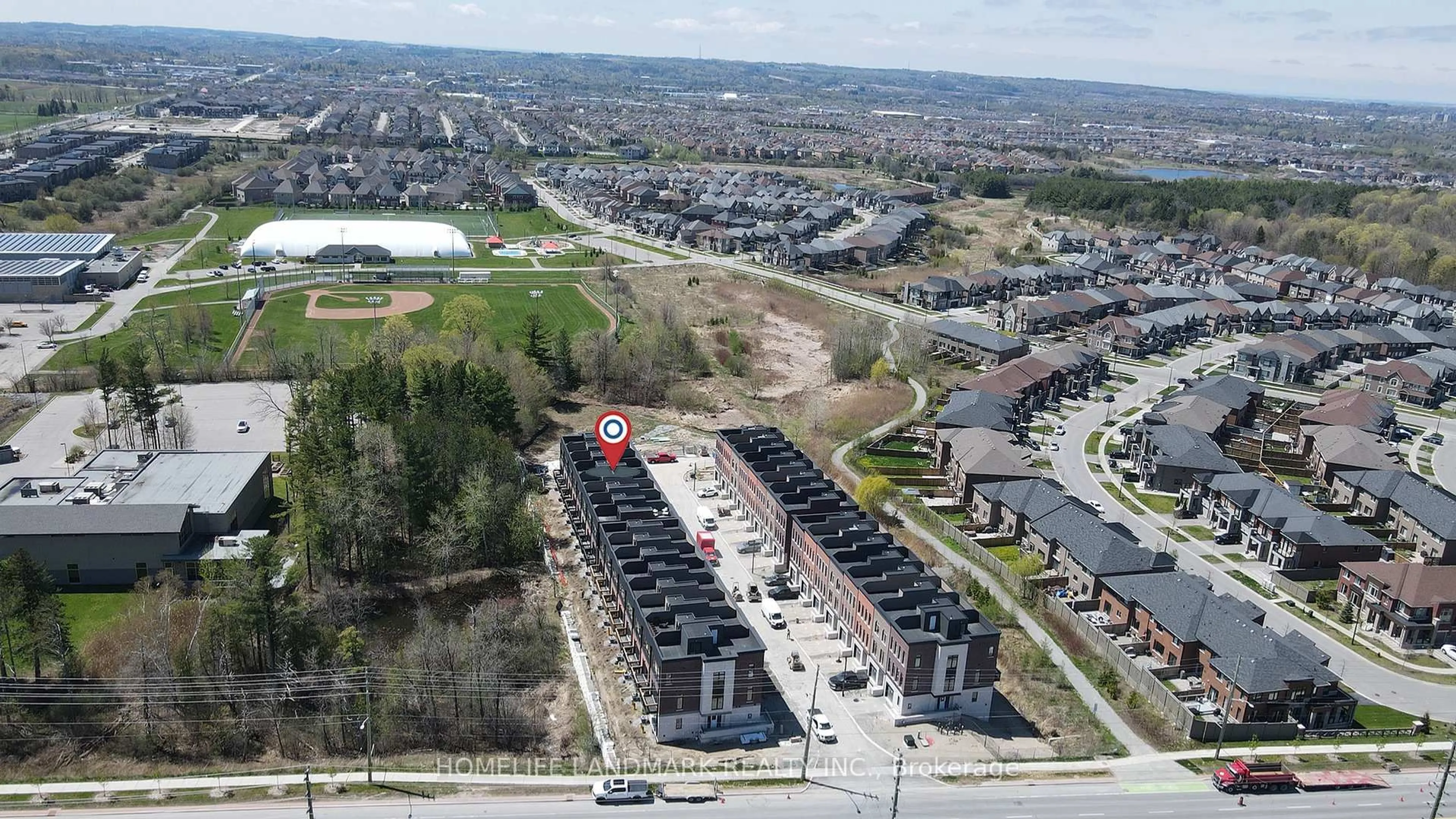 A pic from outside/outdoor area/front of a property/back of a property/a pic from drone, street for 27 Chestnut Crt, Aurora Ontario L4G 4A4