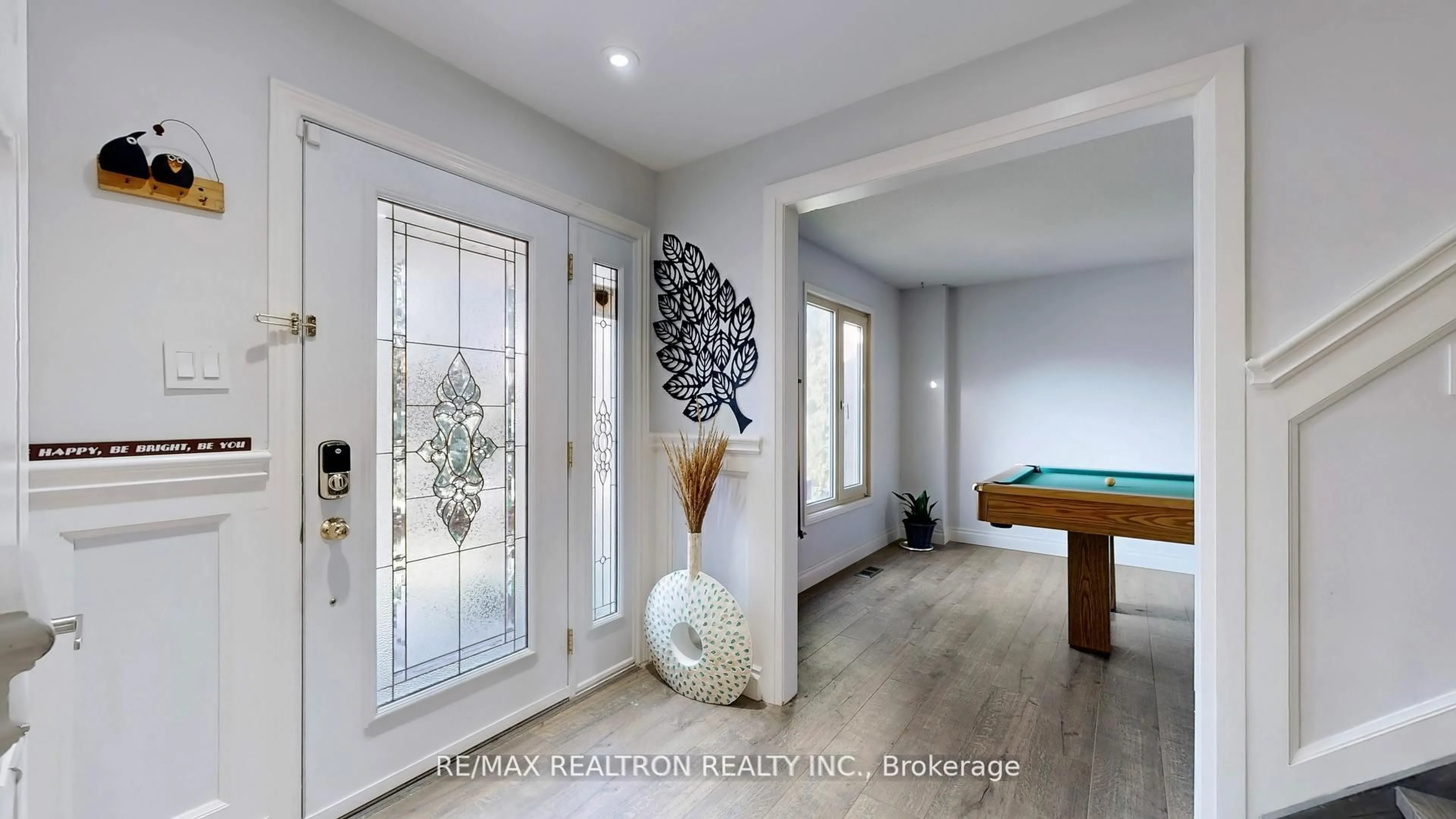 Indoor entryway for 200 Mccaffrey Rd, Newmarket Ontario L3X 1J9