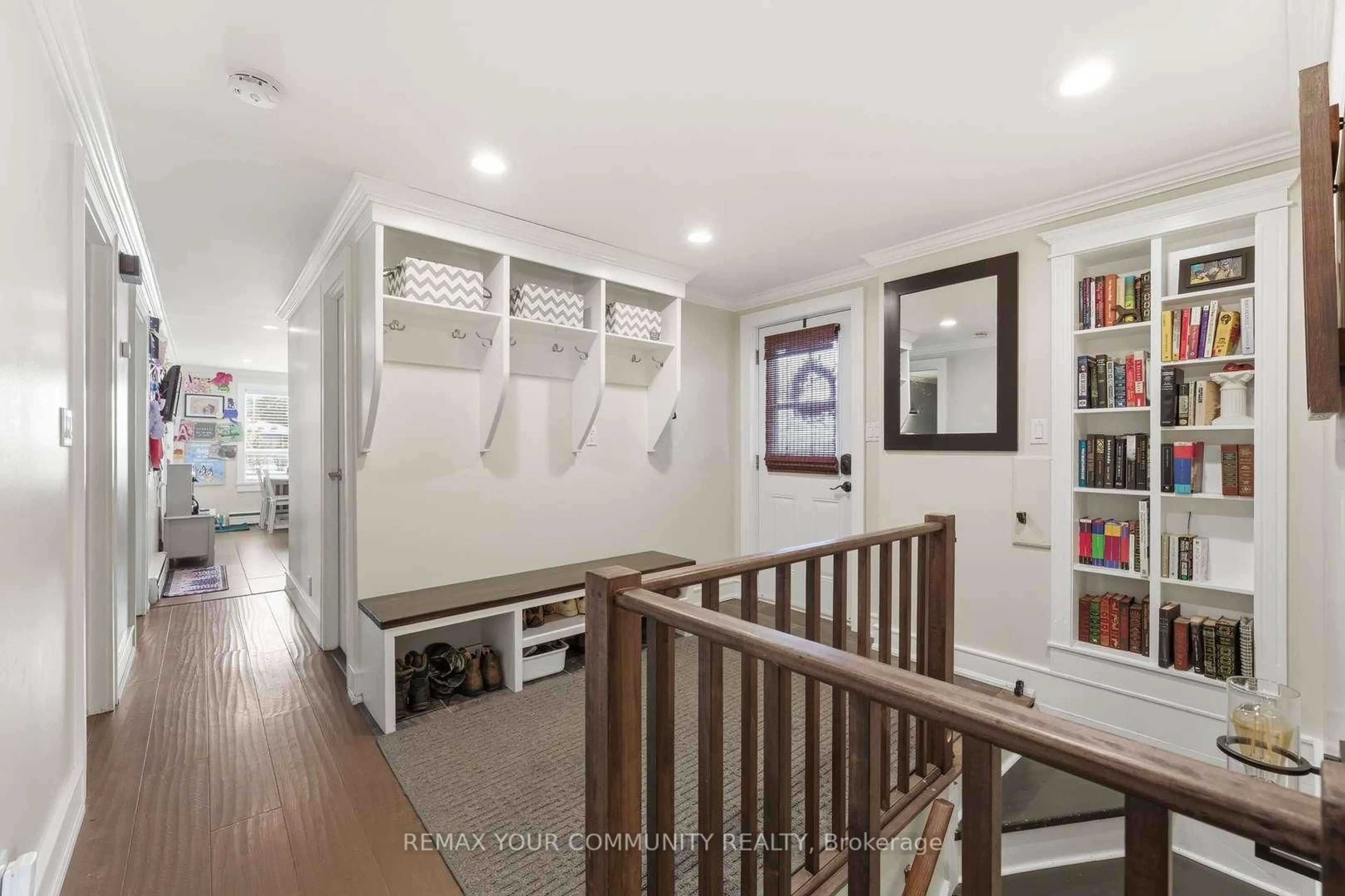 Indoor entryway for 41 Eastern Ave, New Tecumseth Ontario L0G 1W0