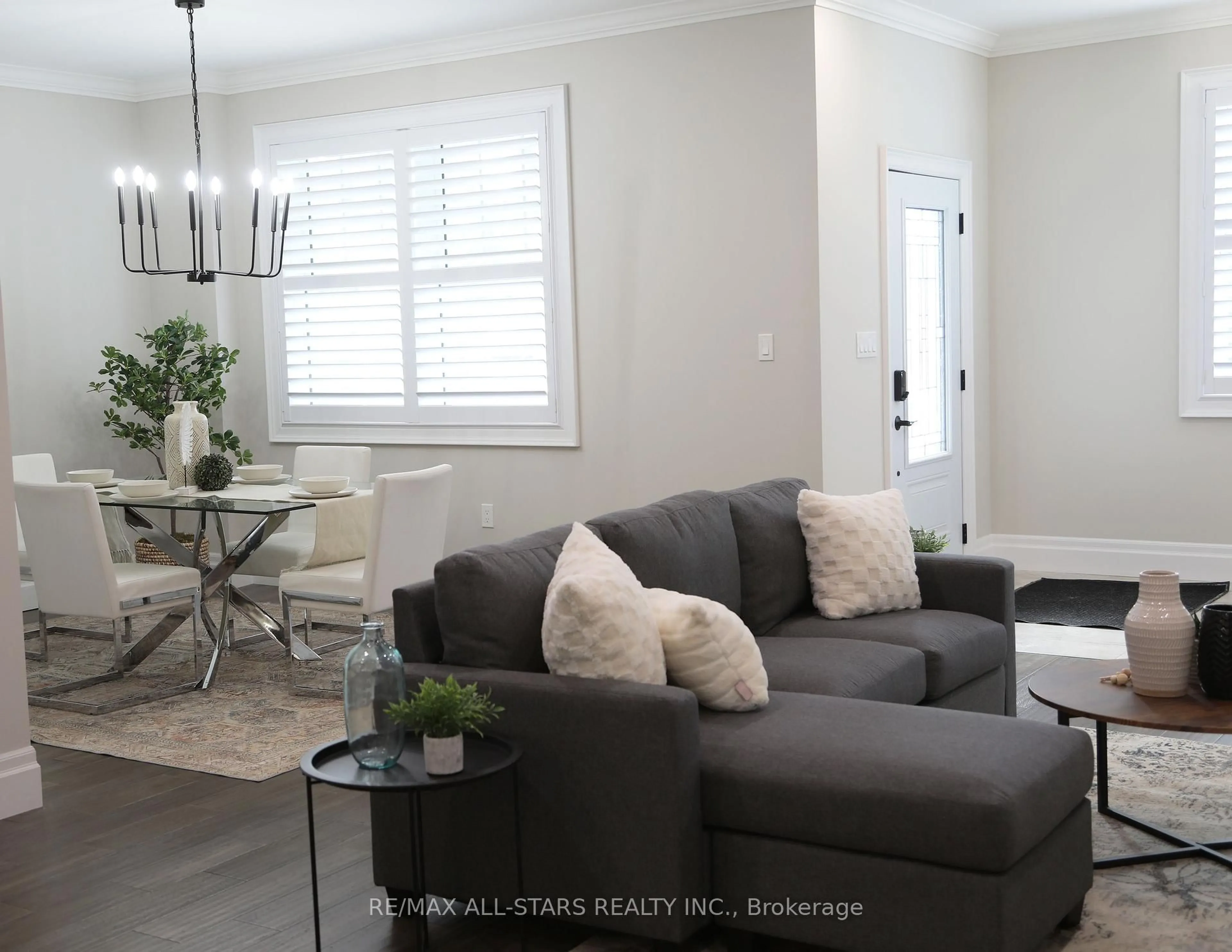 Living room with furniture, unknown for 29 Patrick Dr, Aurora Ontario L4G 2A6