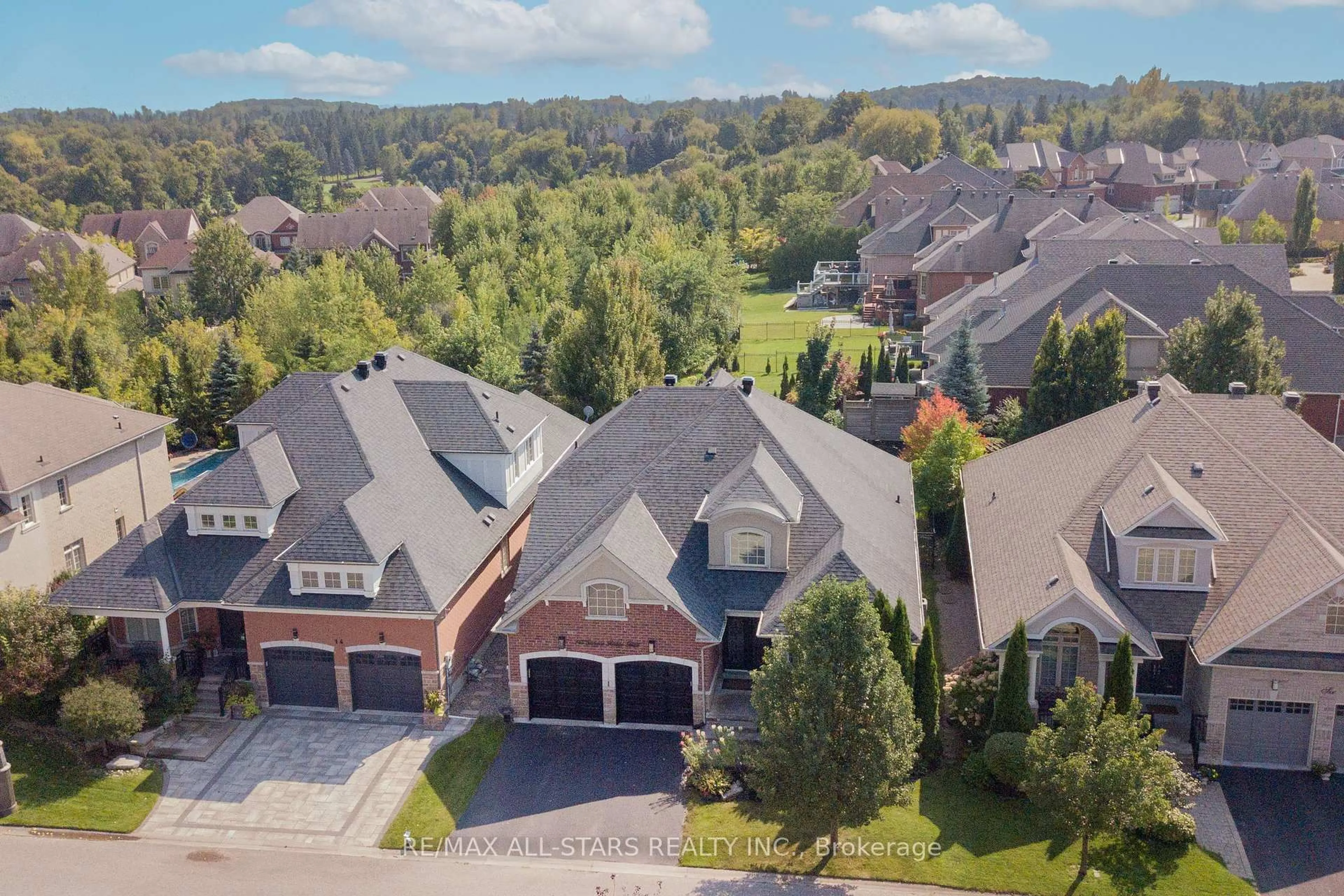 A pic from outside/outdoor area/front of a property/back of a property/a pic from drone, unknown for 10 Sunrise Ridge Tr, Whitchurch-Stouffville Ontario L4A 0C9