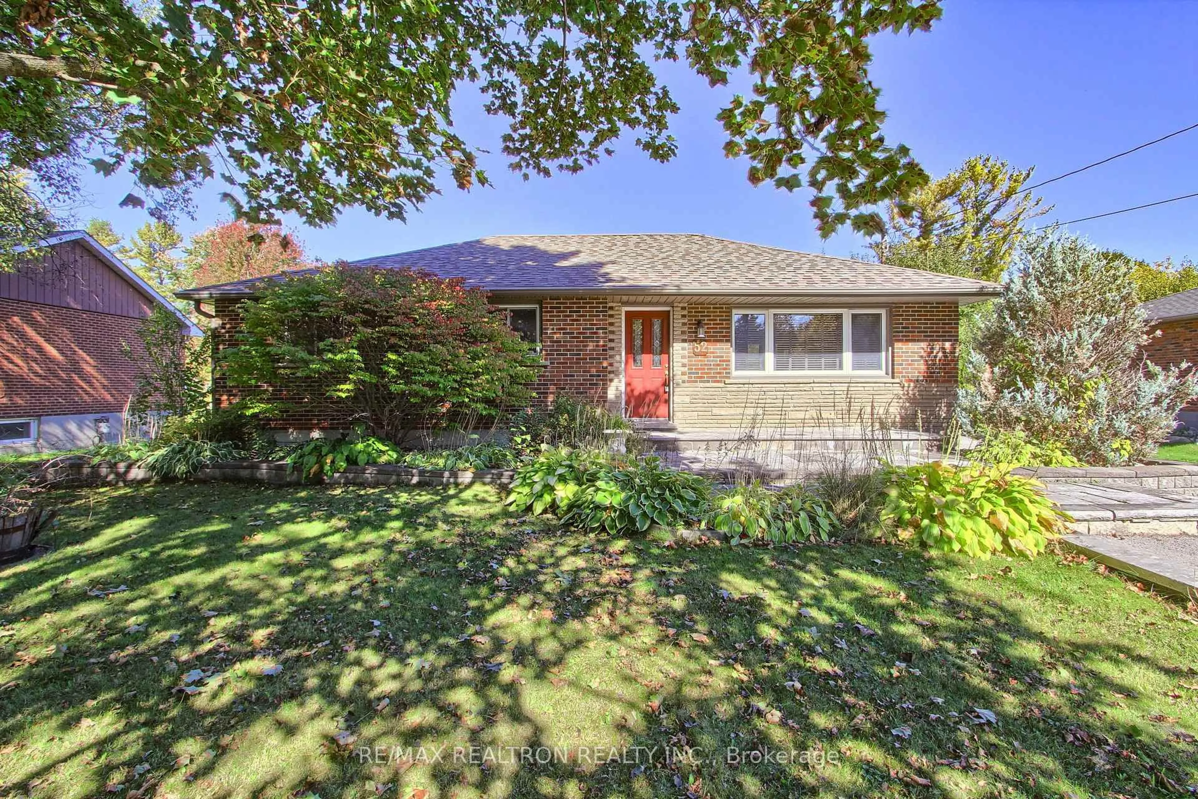 A pic from outside/outdoor area/front of a property/back of a property/a pic from drone, street for 52 Farr Ave, East Gwillimbury Ontario L0G 1V0