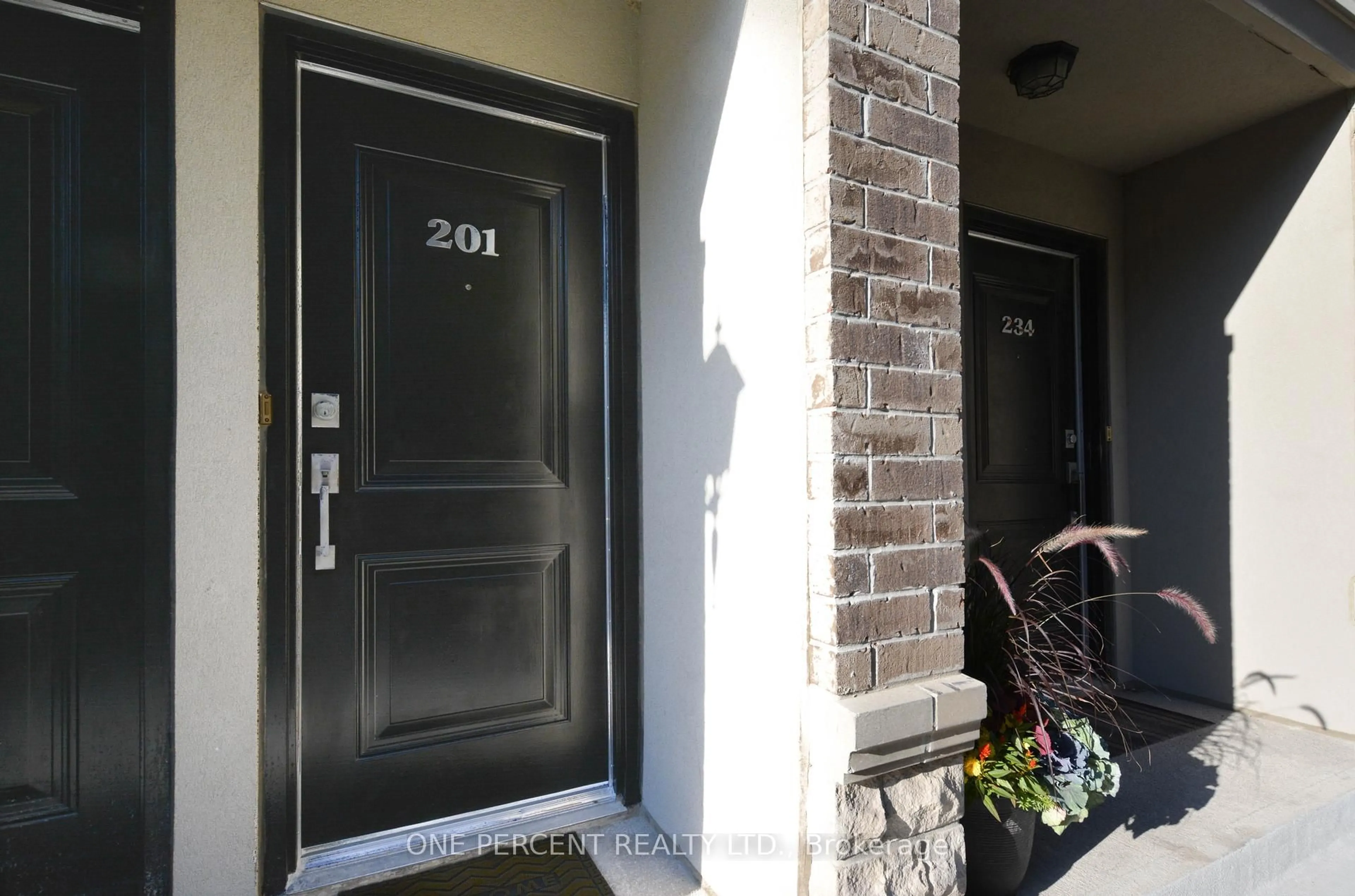 Indoor entryway for 320 John St #201, Markham Ontario L3T 0B1