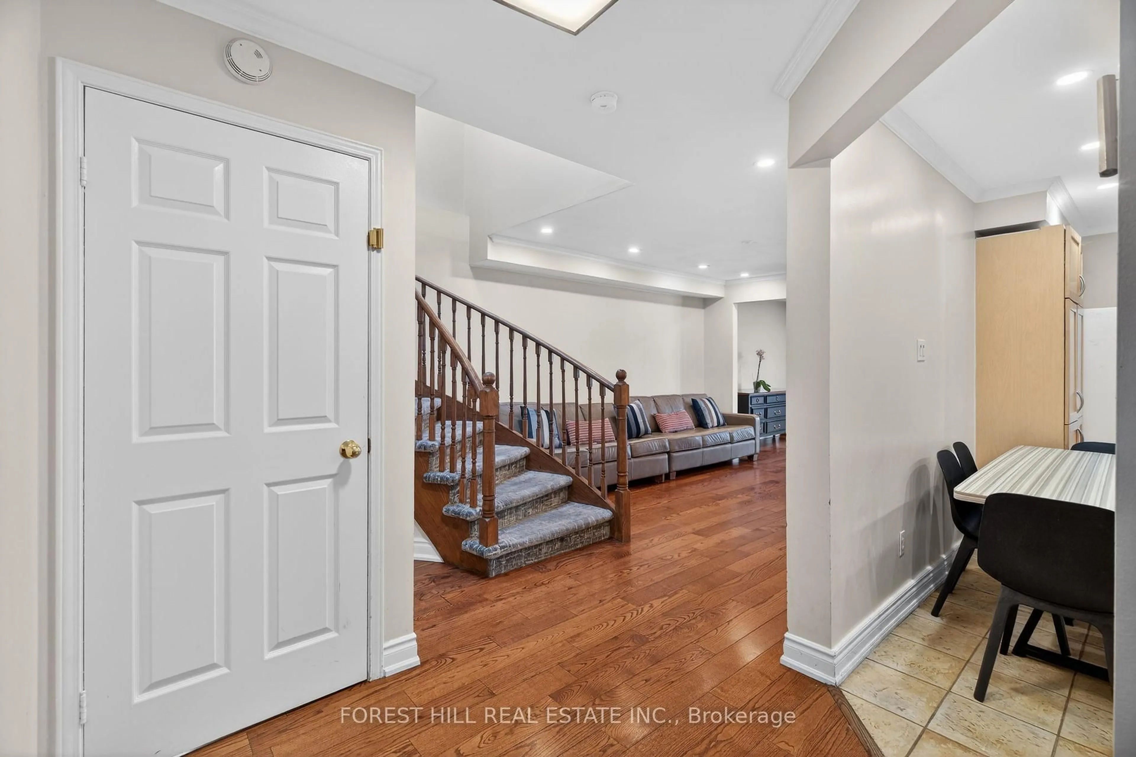 Indoor entryway for 150 North Meadow Cres, Vaughan Ontario L4J 3C5