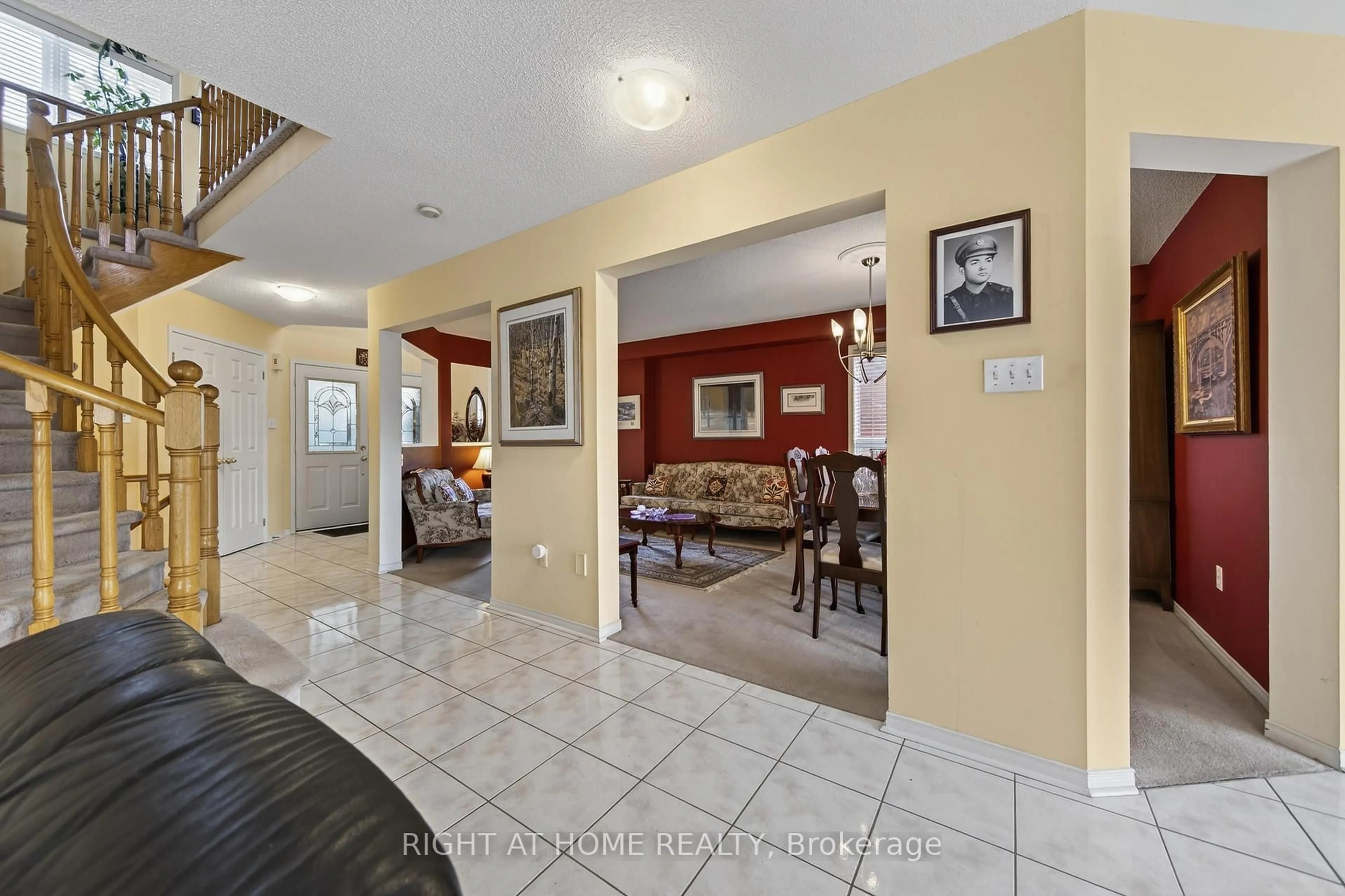 Indoor foyer for 1338 Vincent Cres, Innisfil Ontario L9S 1Z8