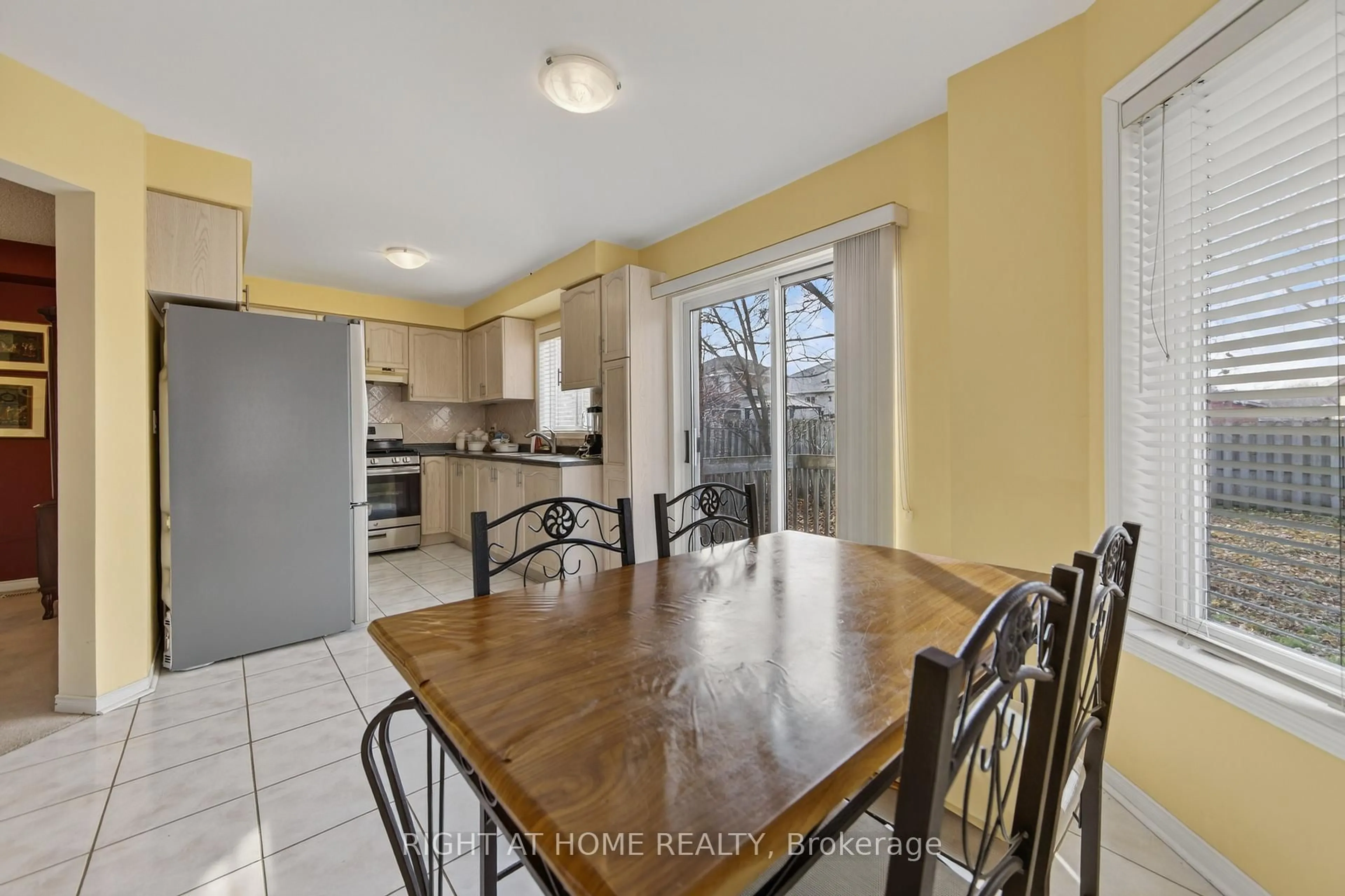 Open concept kitchen, unknown for 1338 Vincent Cres, Innisfil Ontario L9S 1Z8