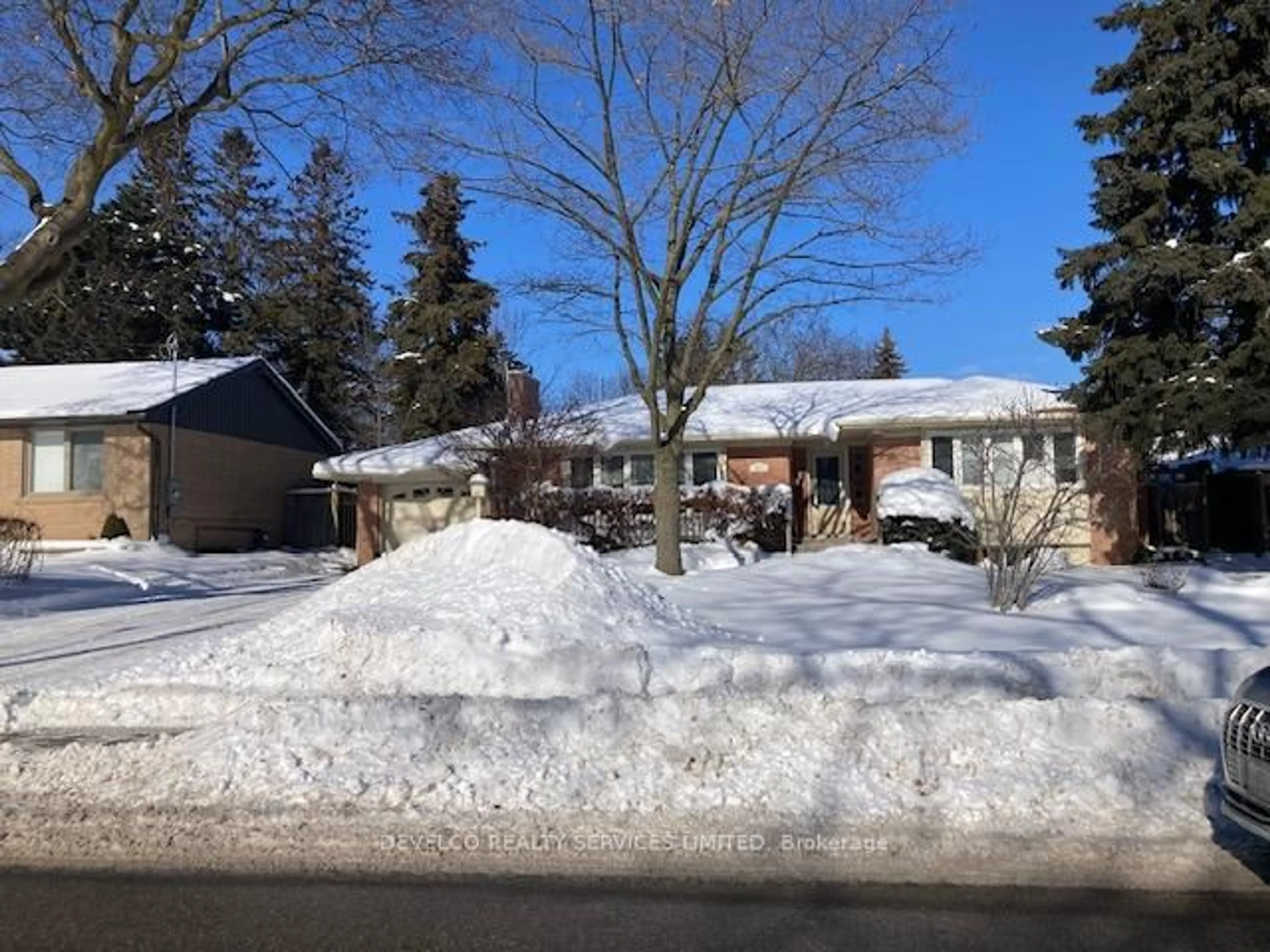 A pic from outside/outdoor area/front of a property/back of a property/a pic from drone, street for 373 Kerrybrook Dr, Richmond Hill Ontario L4C 3R4