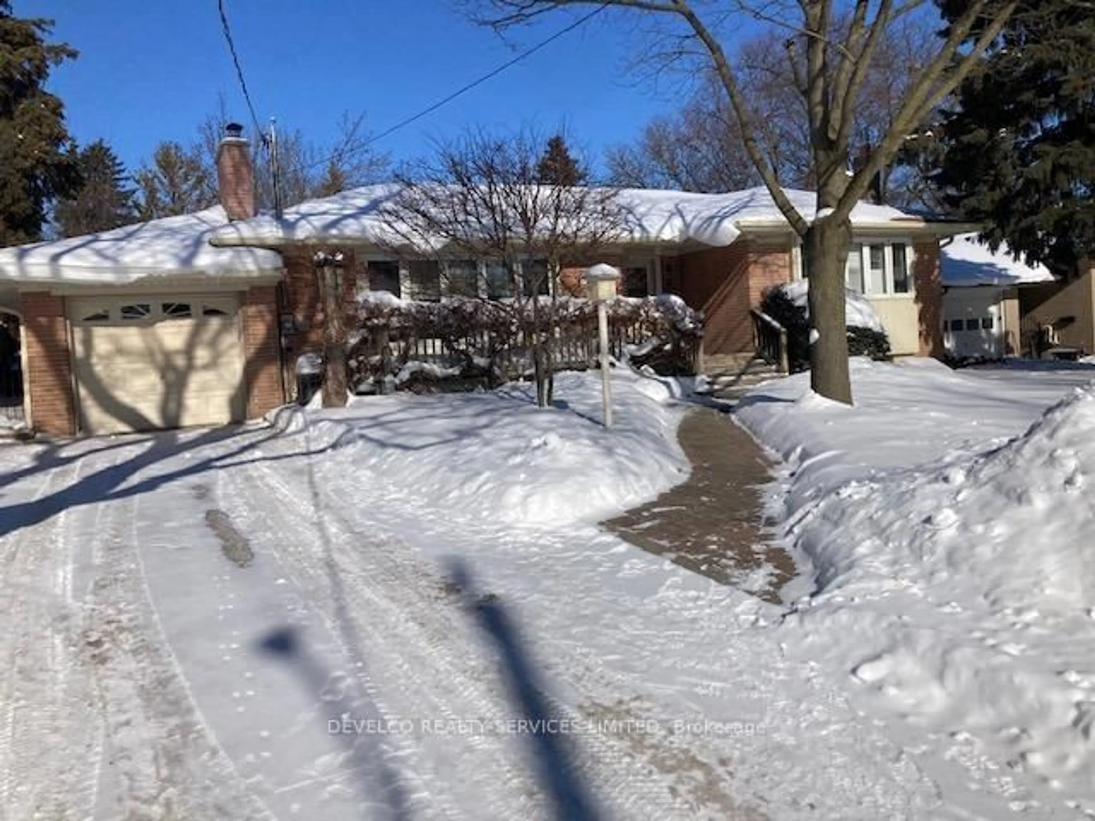 A pic from outside/outdoor area/front of a property/back of a property/a pic from drone, street for 373 Kerrybrook Dr, Richmond Hill Ontario L4C 3R4