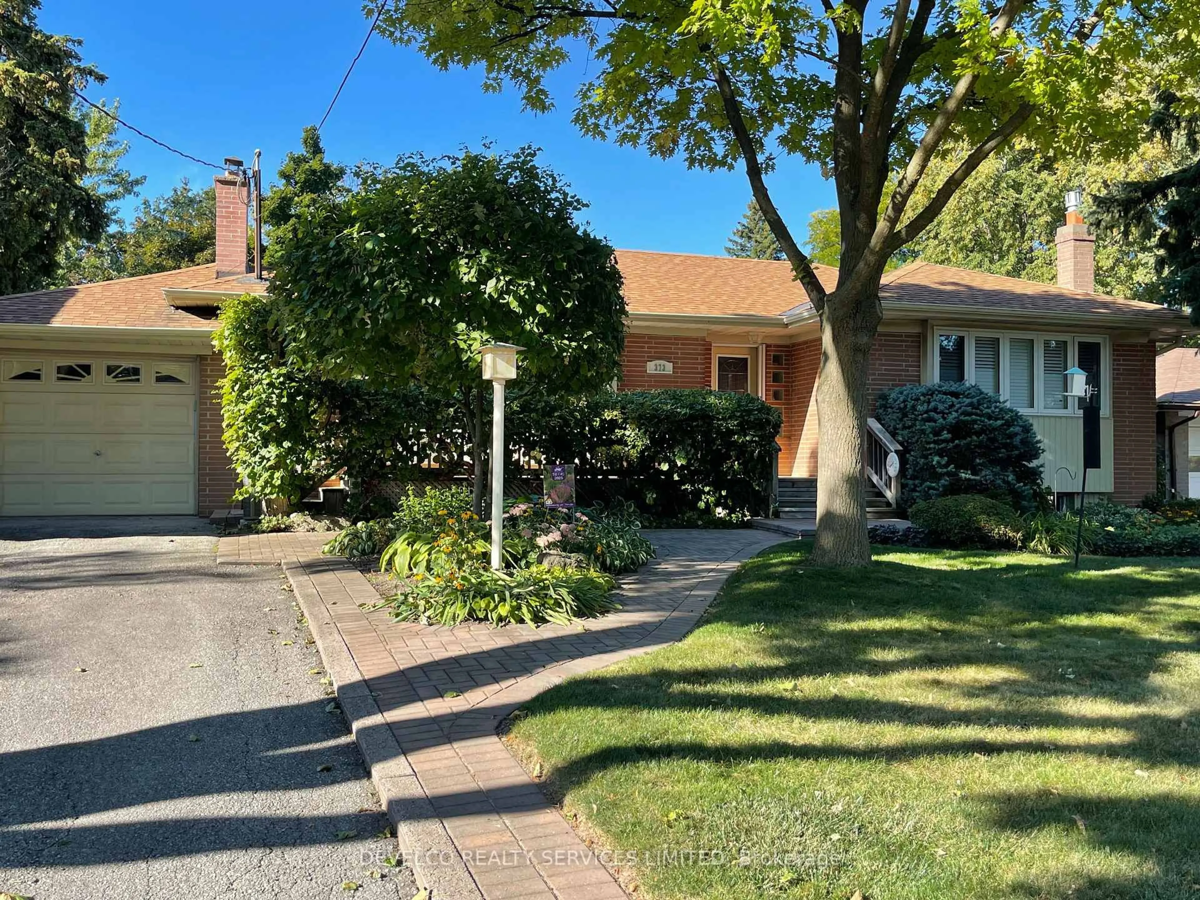 A pic from outside/outdoor area/front of a property/back of a property/a pic from drone, street for 373 Kerrybrook Dr, Richmond Hill Ontario L4C 3R4