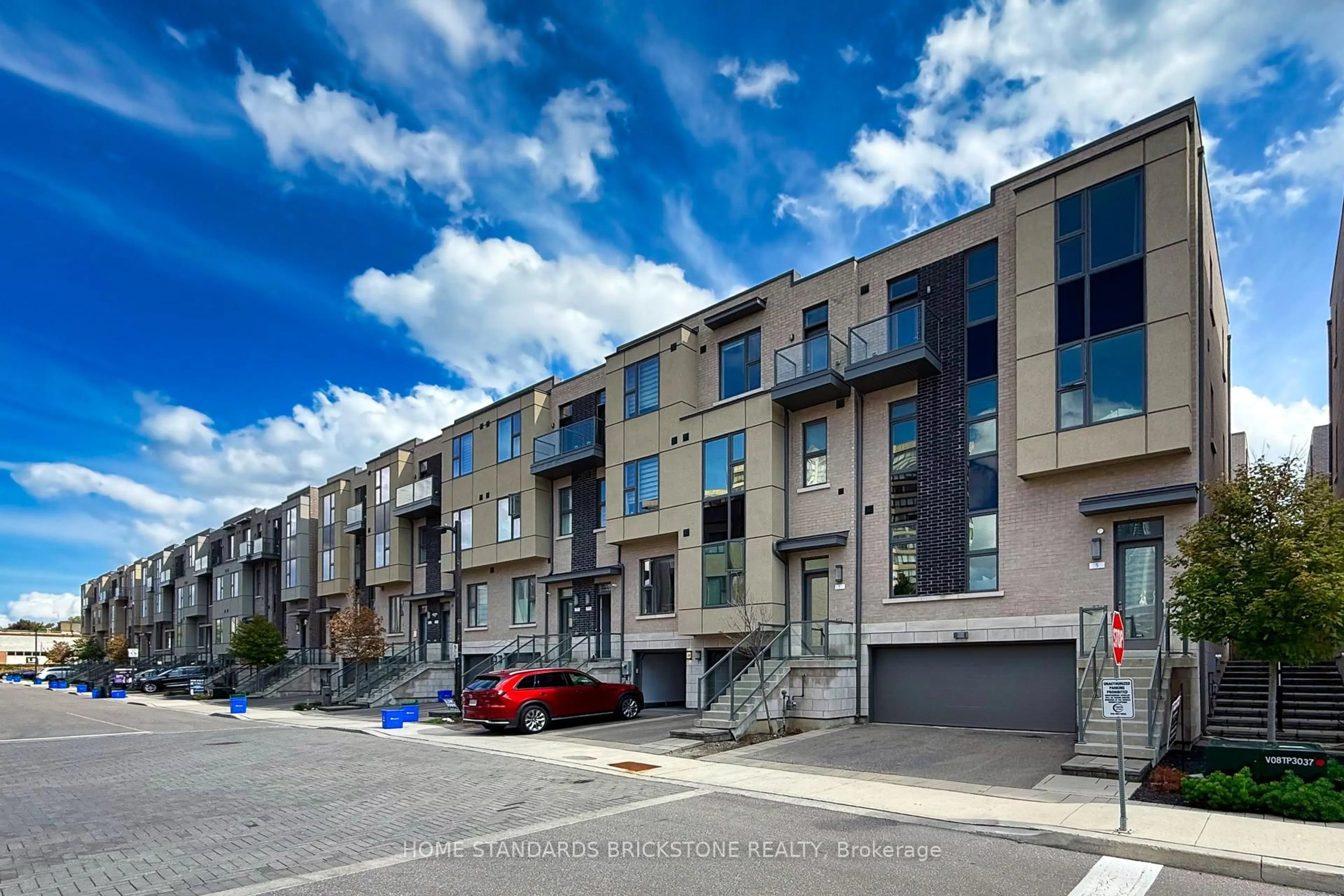 A pic from outside/outdoor area/front of a property/back of a property/a pic from drone, street for 5 Smallwood Circ, Vaughan Ontario L4J 0K7