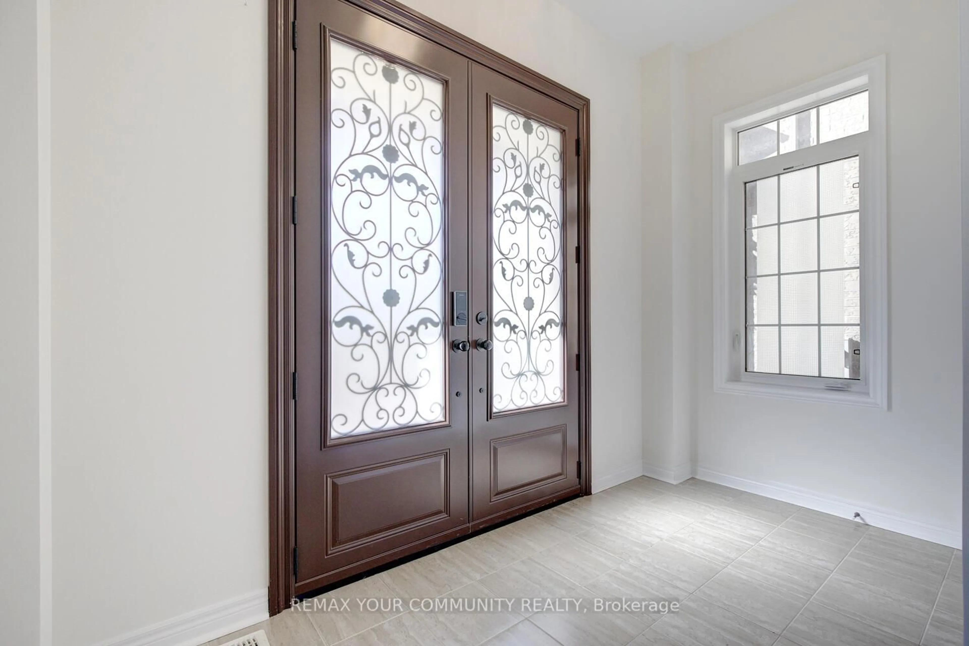 Indoor entryway for 6 Halo Crt, Vaughan Ontario L6A 4L3